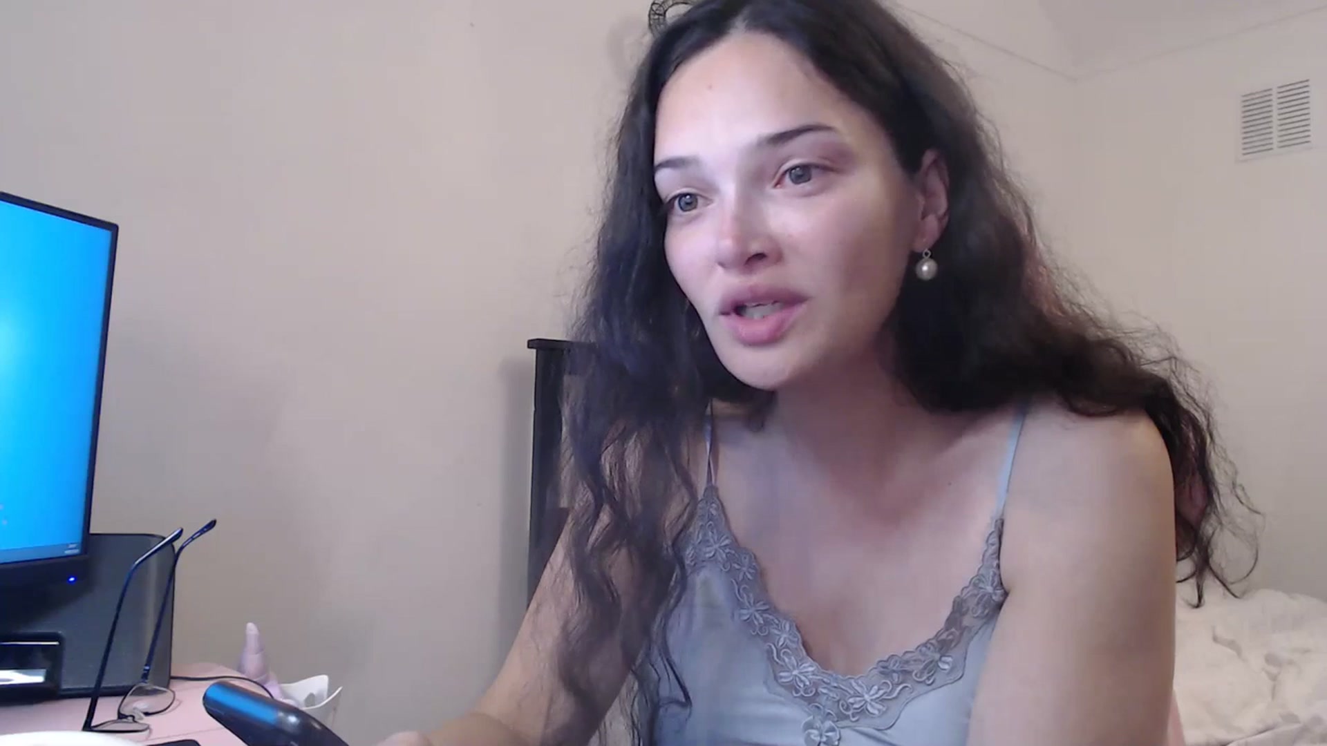 Gallery image thumbnail from Frodoslaggins's myfreecams stream on, 07/19/2023, 21:15 image 14 of 20