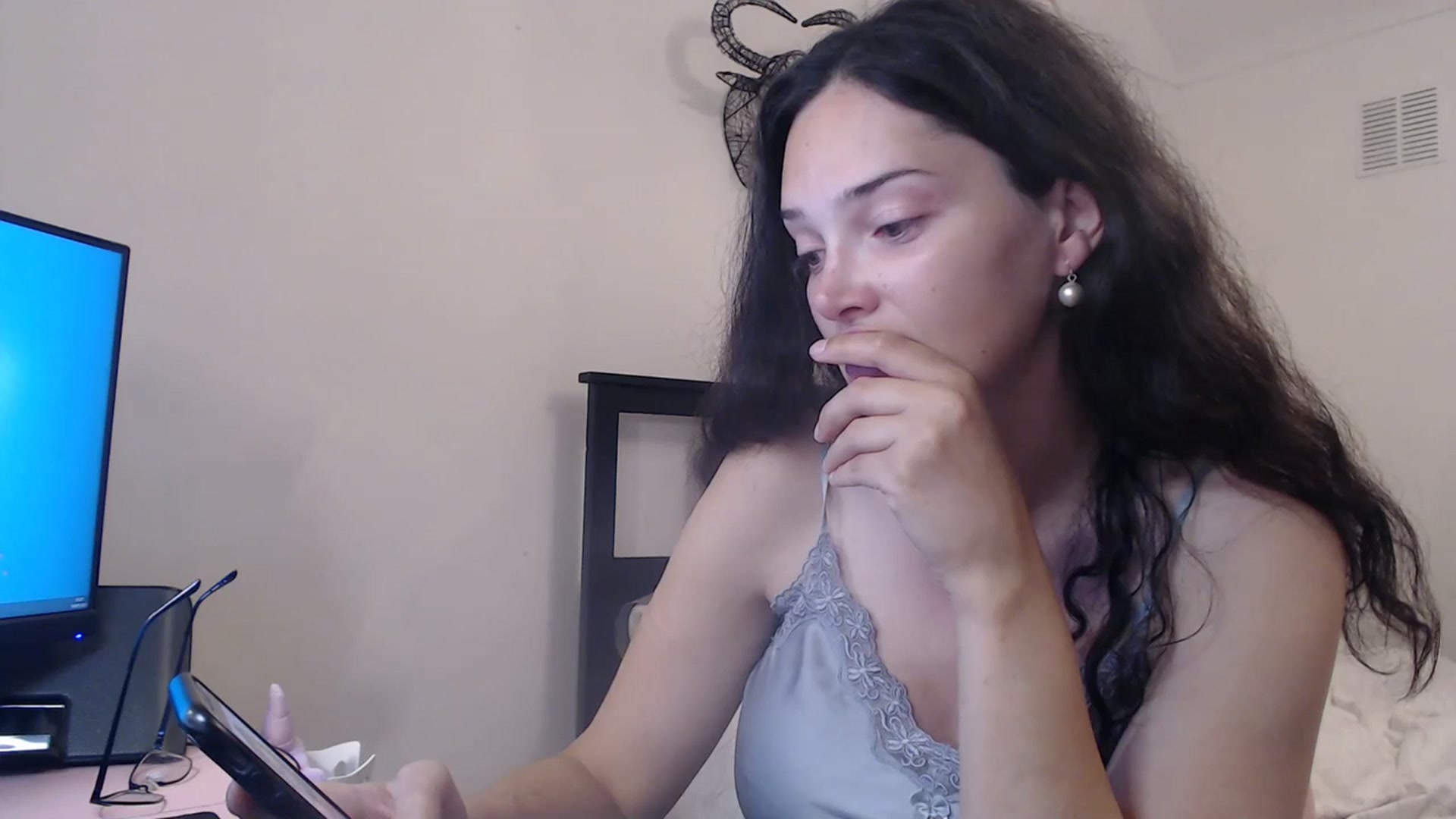 Gallery image thumbnail from Frodoslaggins's myfreecams stream on, 07/19/2023, 21:15 image 12 of 20