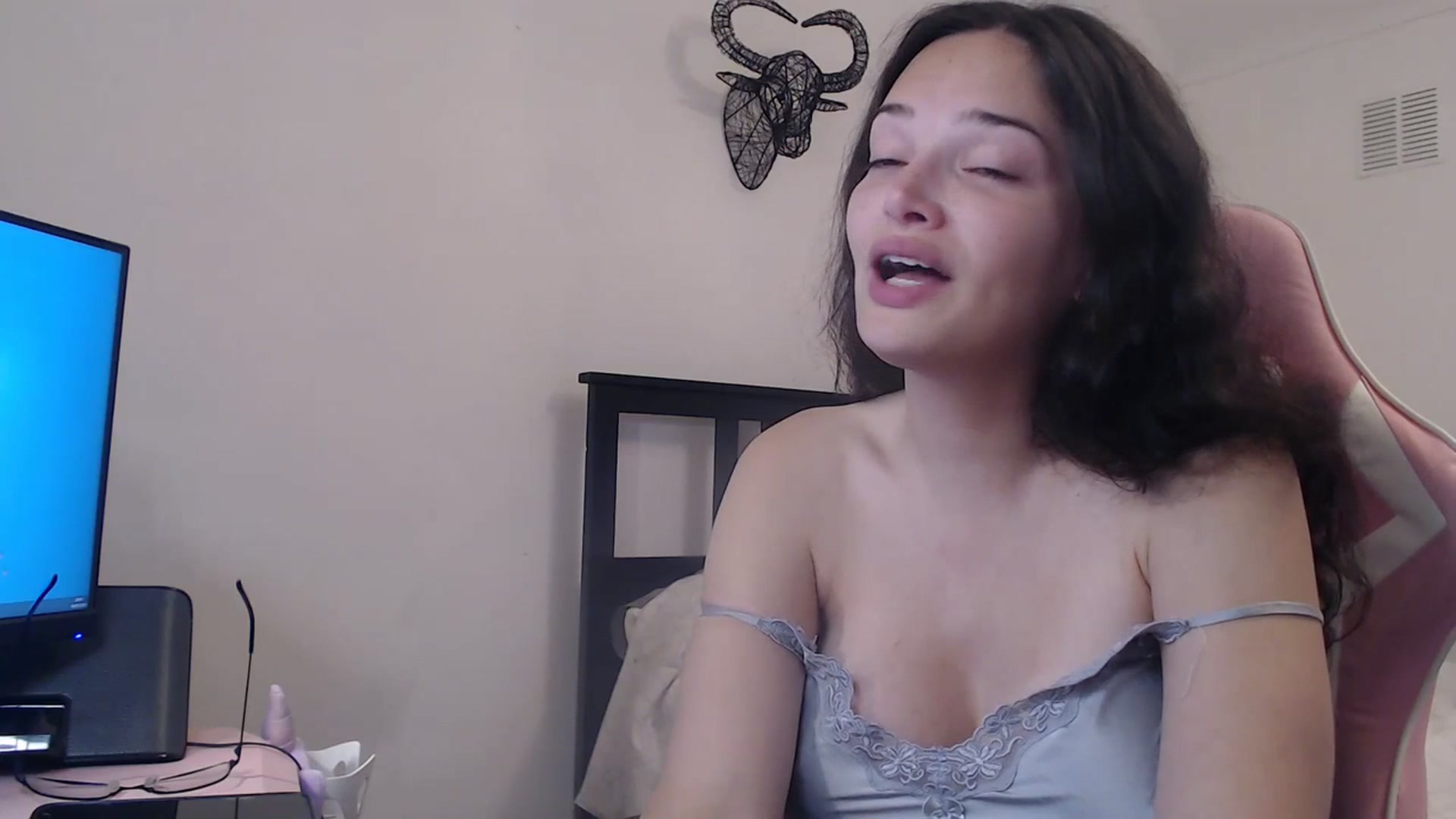 Gallery image thumbnail from Frodoslaggins's myfreecams stream on, 07/19/2023, 21:15 image 4 of 20