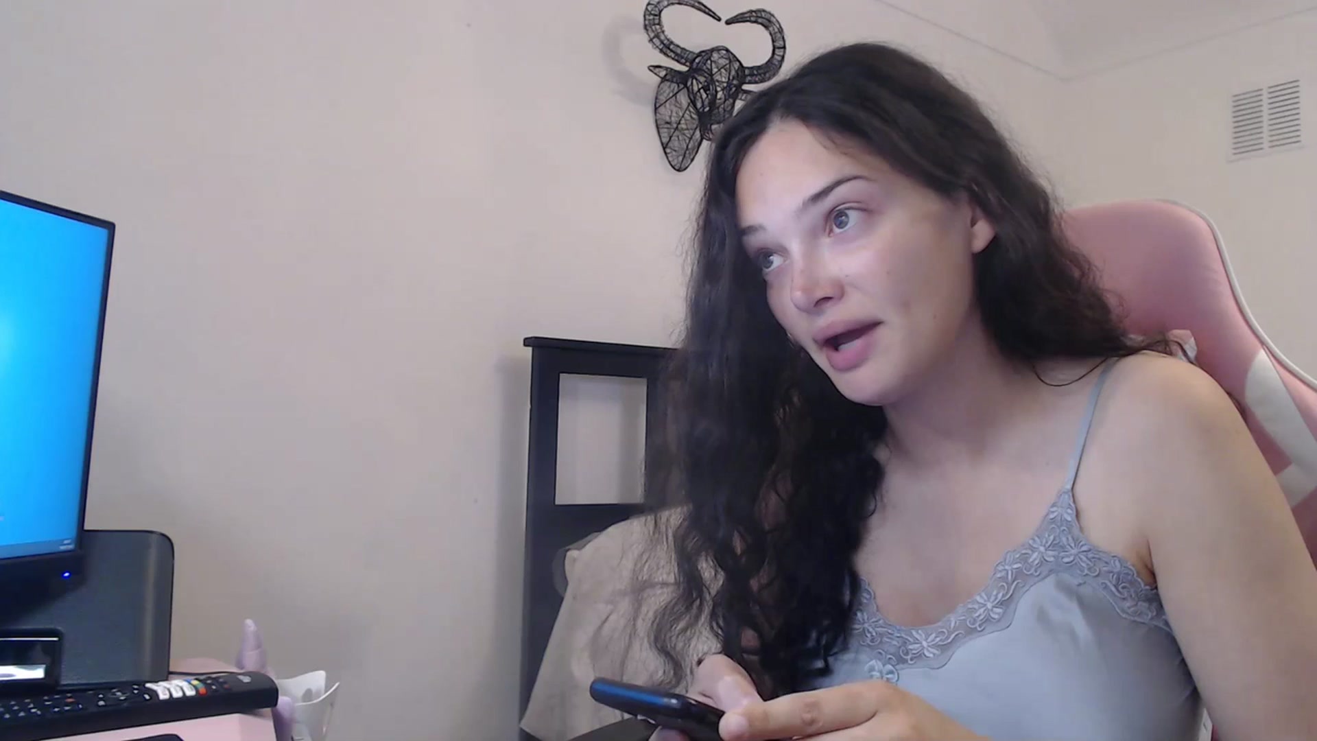 Gallery image thumbnail from Frodoslaggins's myfreecams stream on, 07/19/2023, 21:15 image 1 of 20