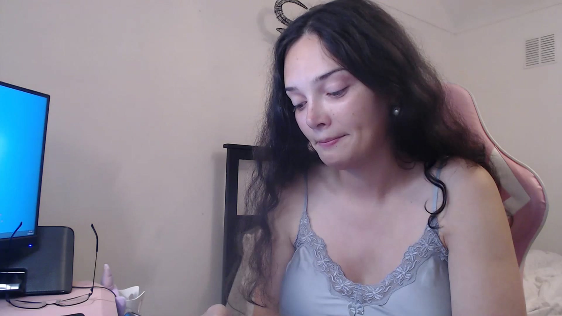 Gallery image thumbnail from Frodoslaggins's myfreecams stream on, 07/19/2023, 21:15 image 10 of 20