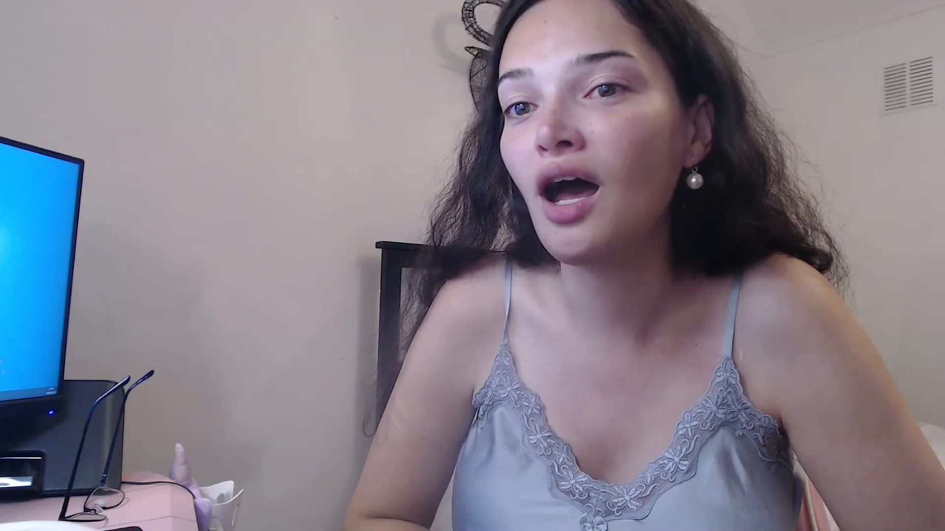 Gallery image thumbnail from Frodoslaggins's myfreecams stream on, 07/19/2023, 21:15 image 17 of 20