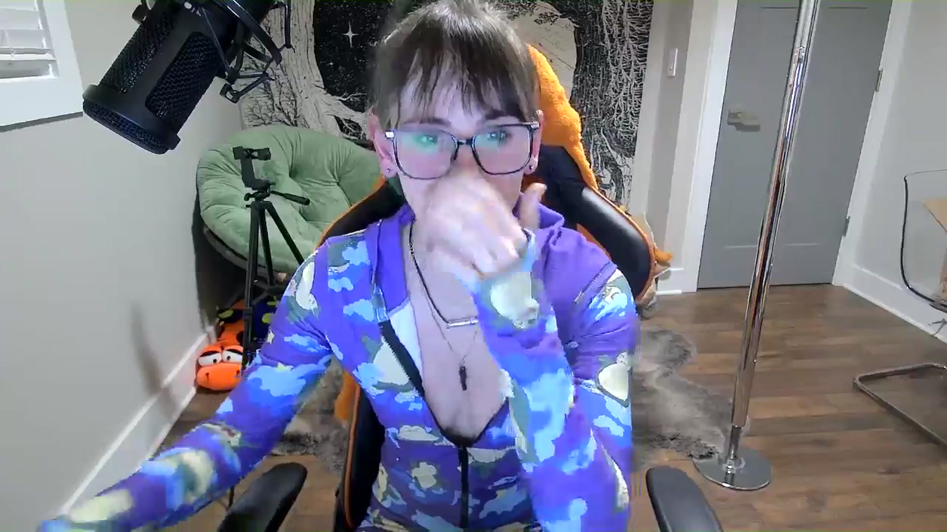 Gallery image thumbnail from Fueledbyfiona's myfreecams stream on, 03/18/2025, 03:15 image 3 of 20