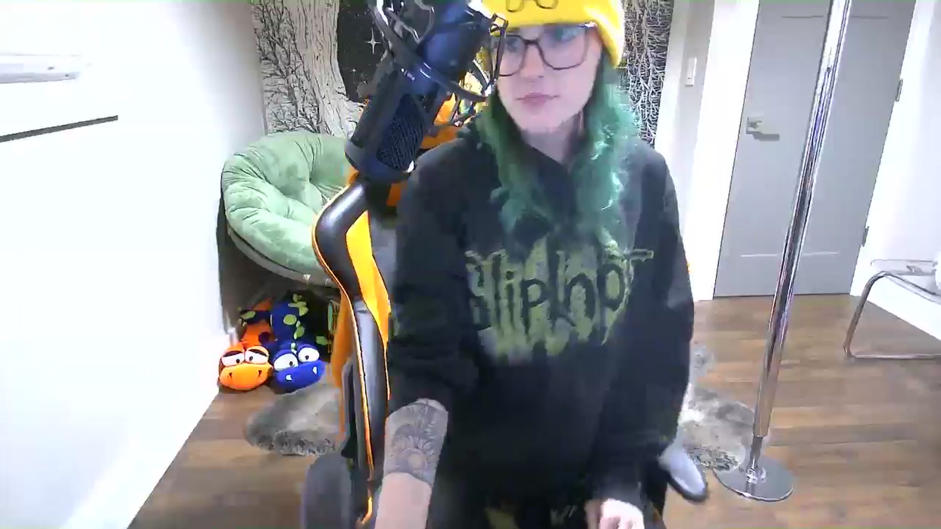 Gallery image thumbnail from Fueledbyfiona's myfreecams stream on, 03/28/2025, 03:44 image 9 of 20