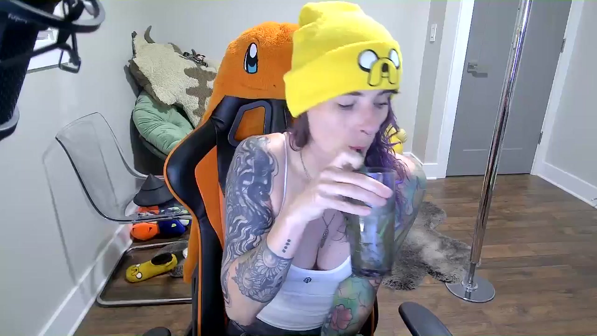 Gallery image thumbnail from Fueledbyfiona's myfreecams stream on, 07/28/2025, 02:48 image 11 of 20