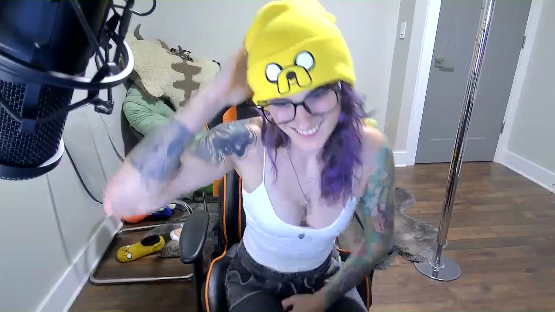 Gallery image thumbnail from Fueledbyfiona's myfreecams stream on, 07/28/2025, 02:48 image 13 of 20