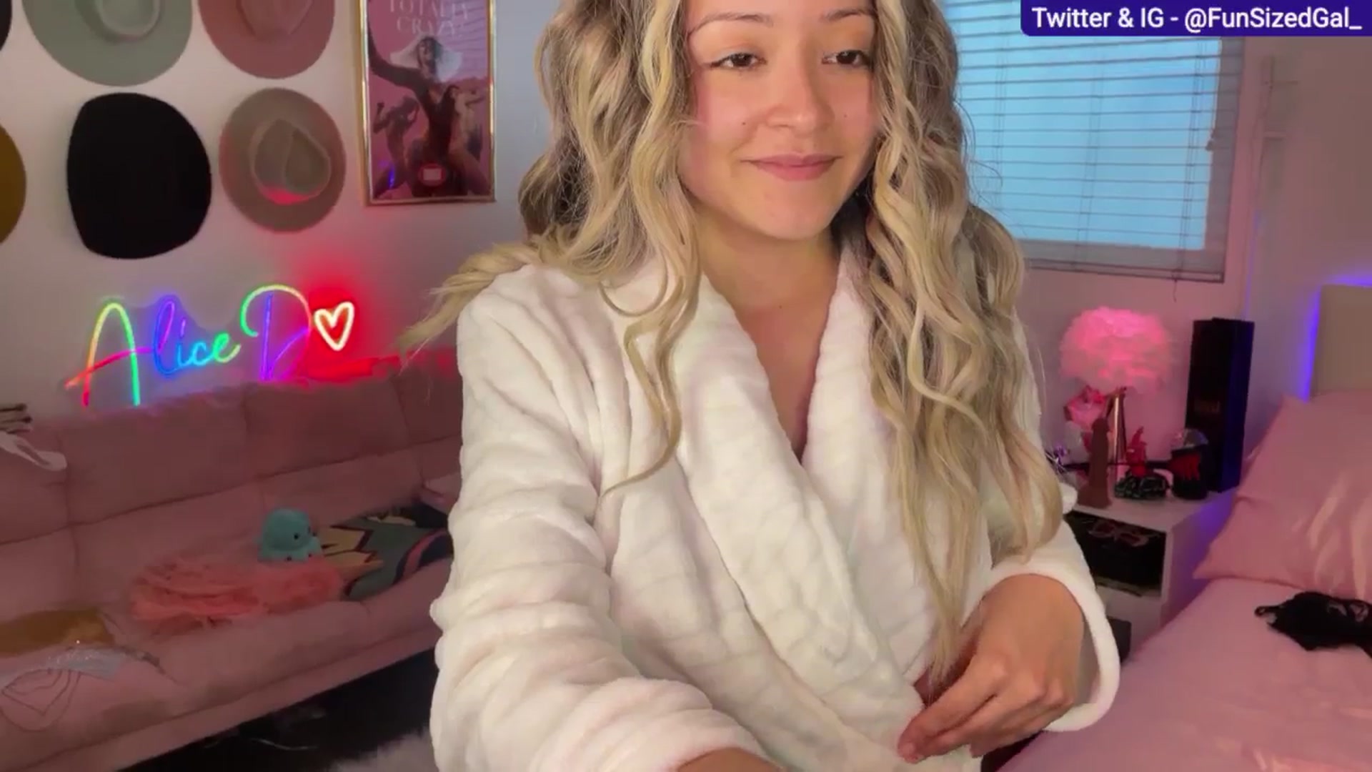 Gallery image thumbnail from FunSizedGal's myfreecams stream on, 03/03/2025, 24:01 image 16 of 20