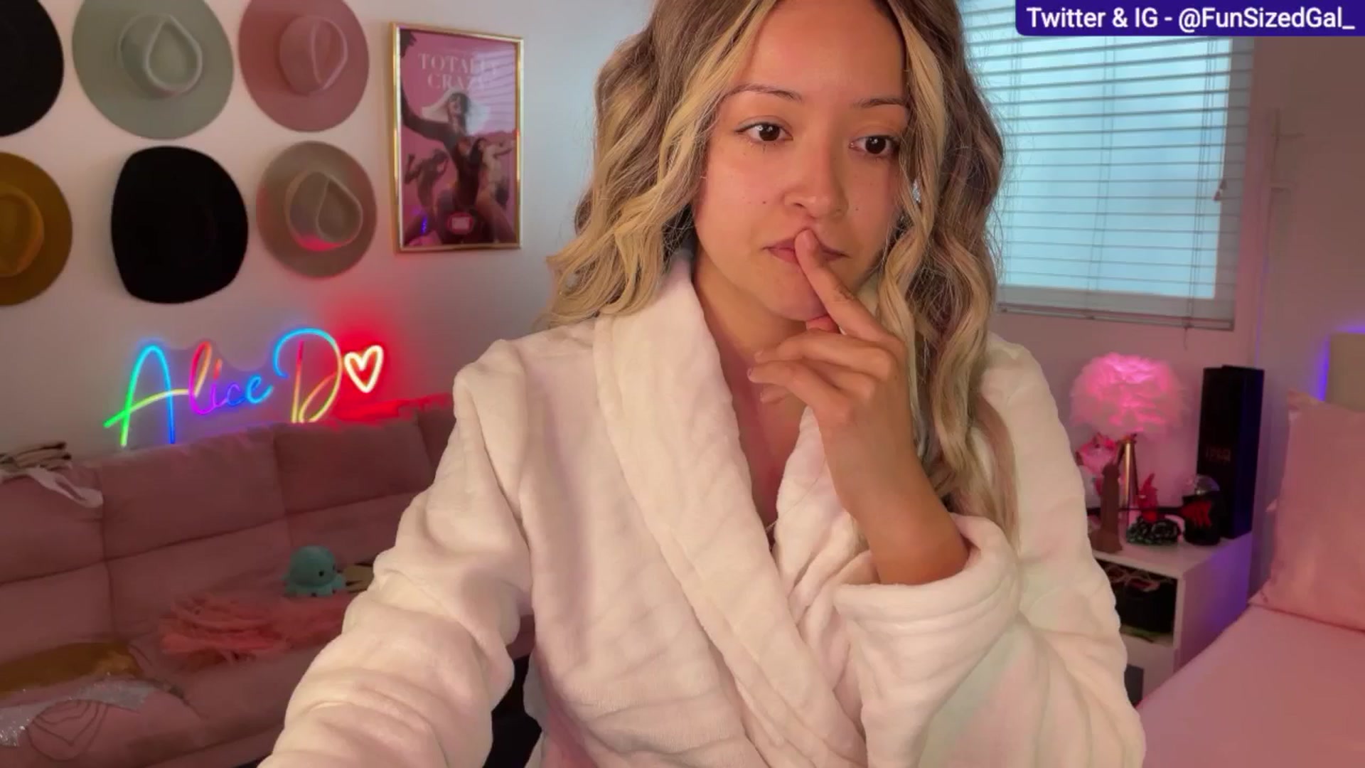 Gallery image thumbnail from FunSizedGal's myfreecams stream on, 03/03/2025, 24:01 image 1 of 20