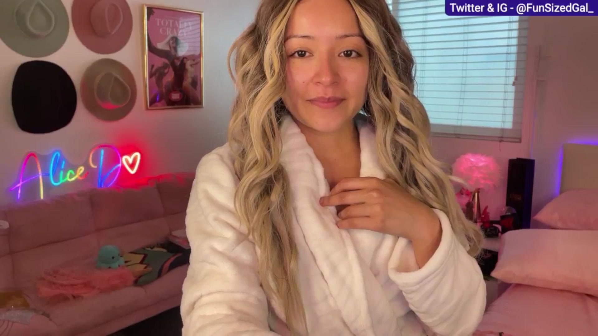 Gallery image thumbnail from FunSizedGal's myfreecams stream on, 03/03/2025, 24:01 image 13 of 20