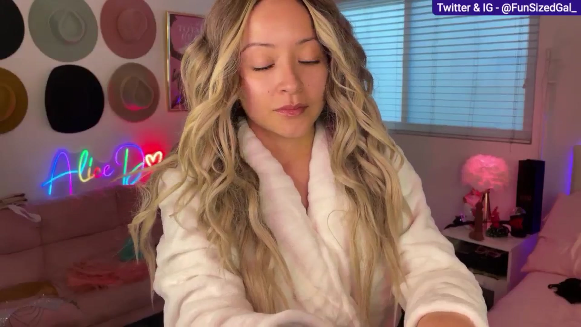 Gallery image thumbnail from FunSizedGal's myfreecams stream on, 03/03/2025, 24:01 image 20 of 20