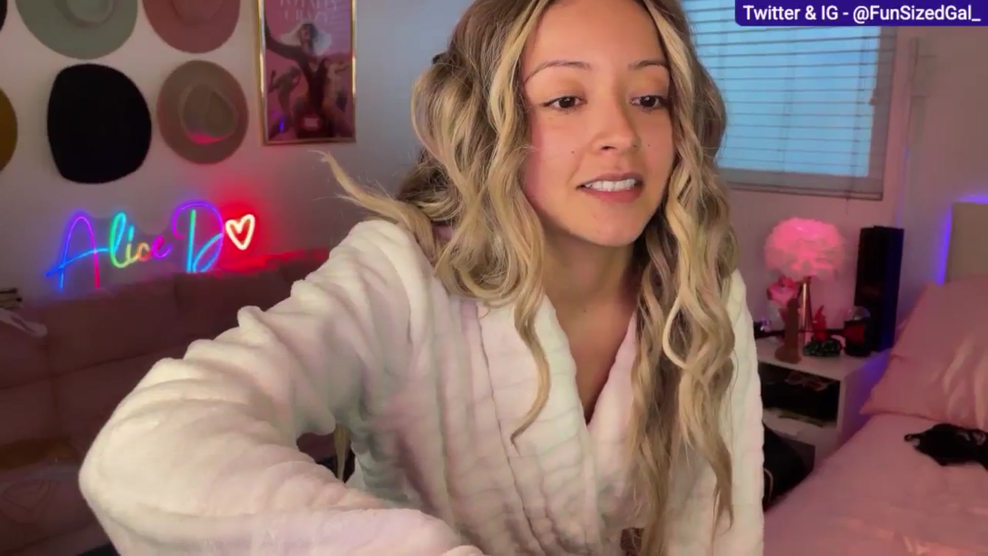 Gallery image thumbnail from FunSizedGal's myfreecams stream on, 03/03/2025, 24:01 image 17 of 20
