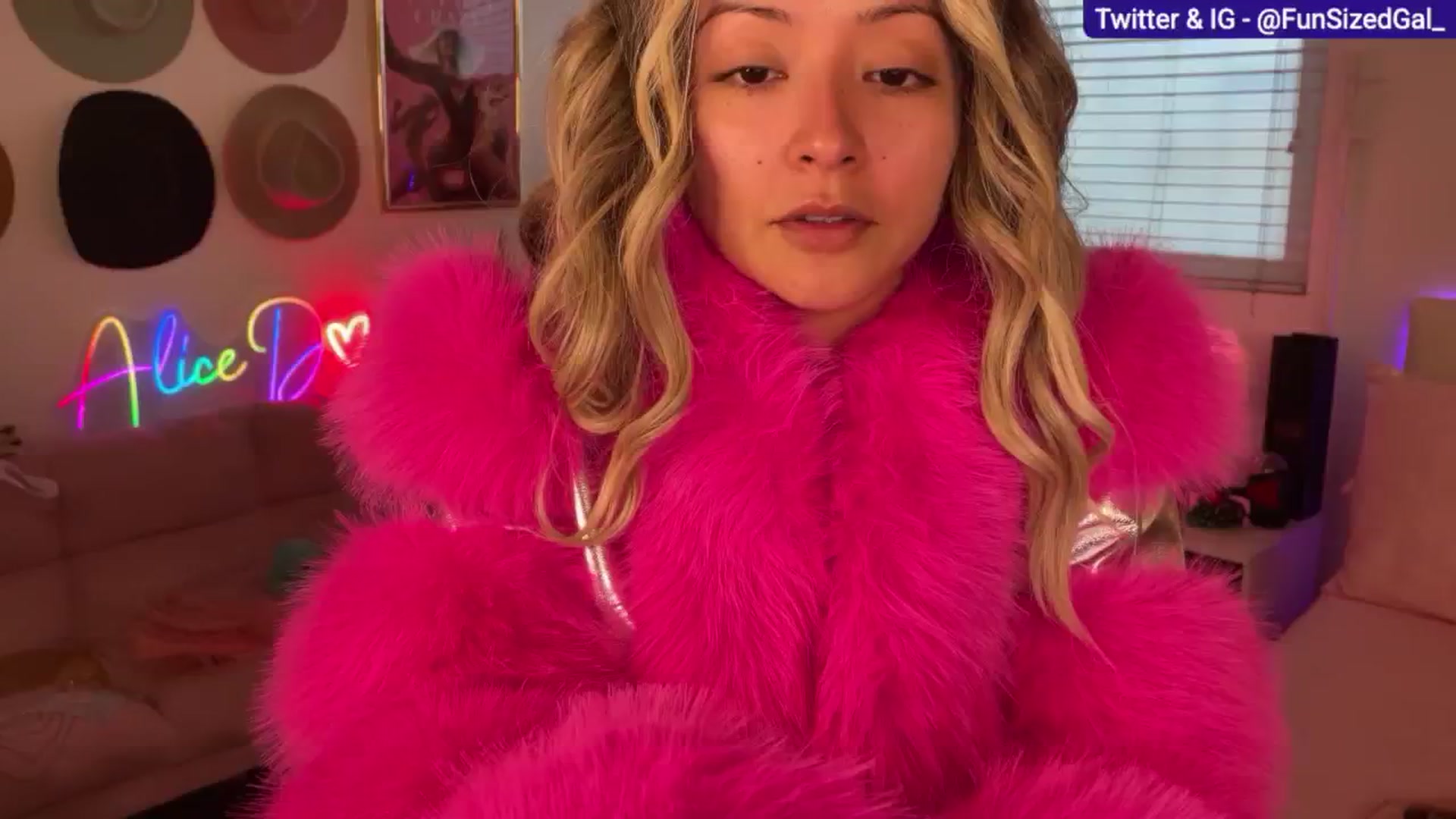 Gallery image thumbnail from FunSizedGal's myfreecams stream on, 03/03/2025, 24:01 image 10 of 20