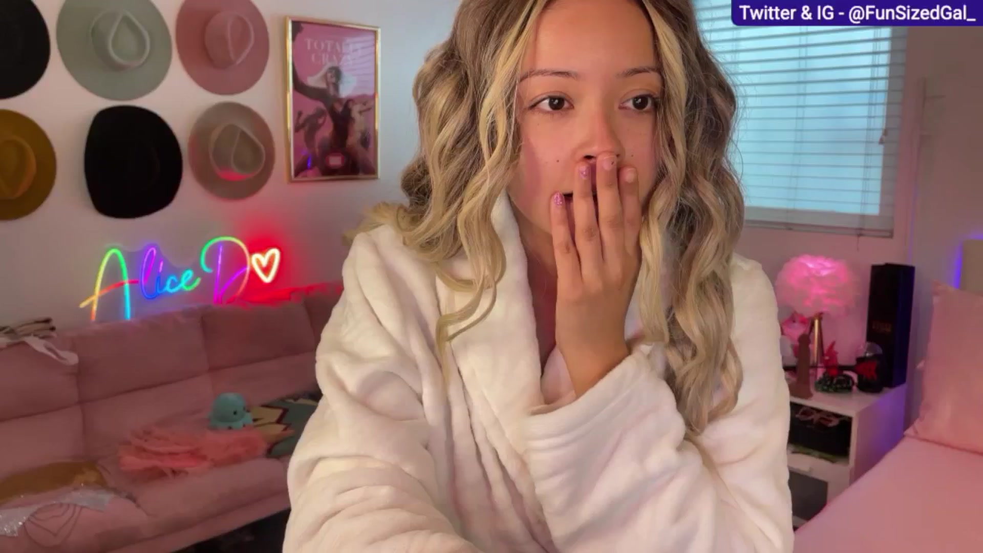 Gallery image thumbnail from FunSizedGal's myfreecams stream on, 03/03/2025, 24:01 image 2 of 20