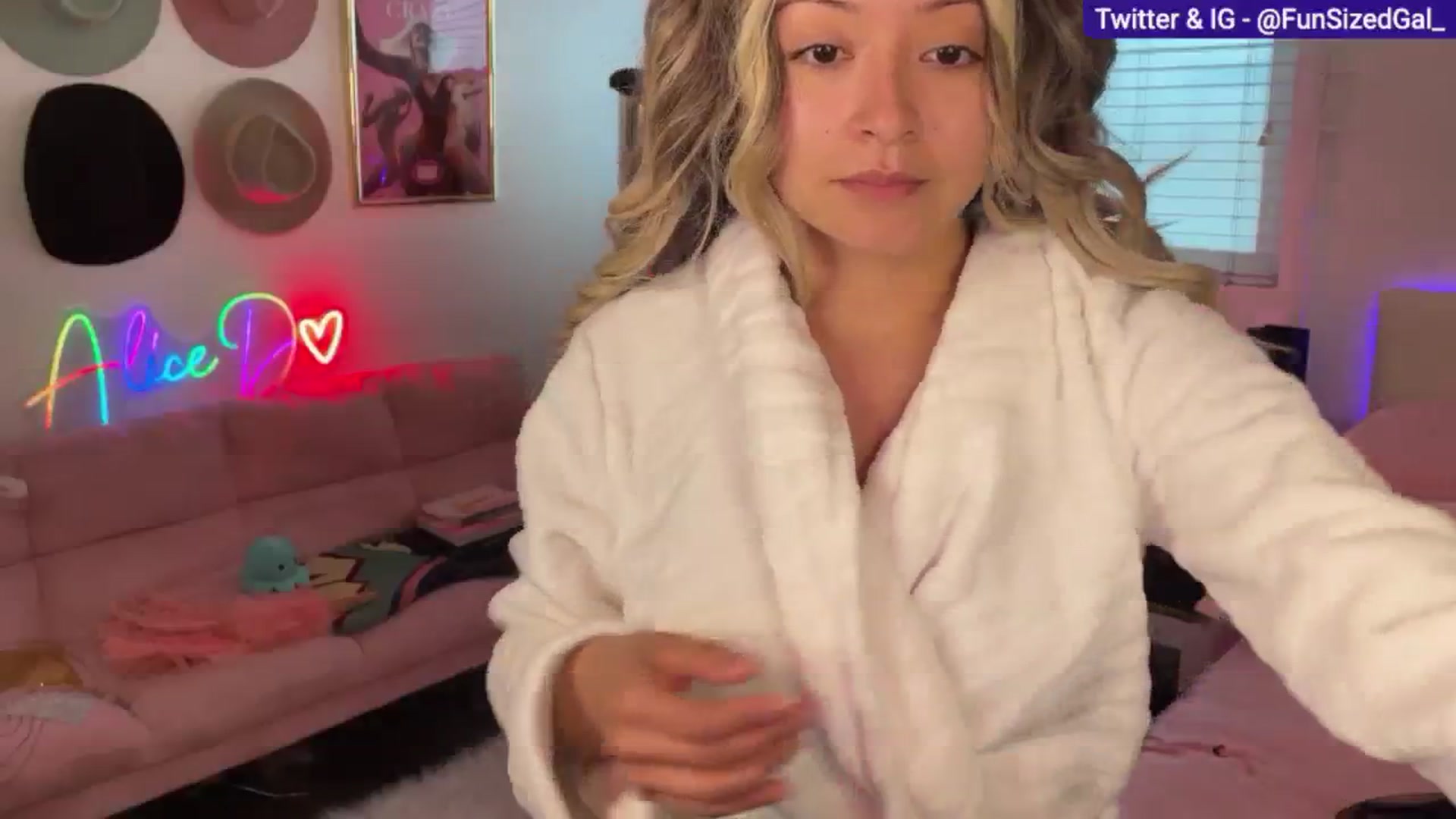 Gallery image thumbnail from FunSizedGal's myfreecams stream on, 03/03/2025, 24:01 image 12 of 20