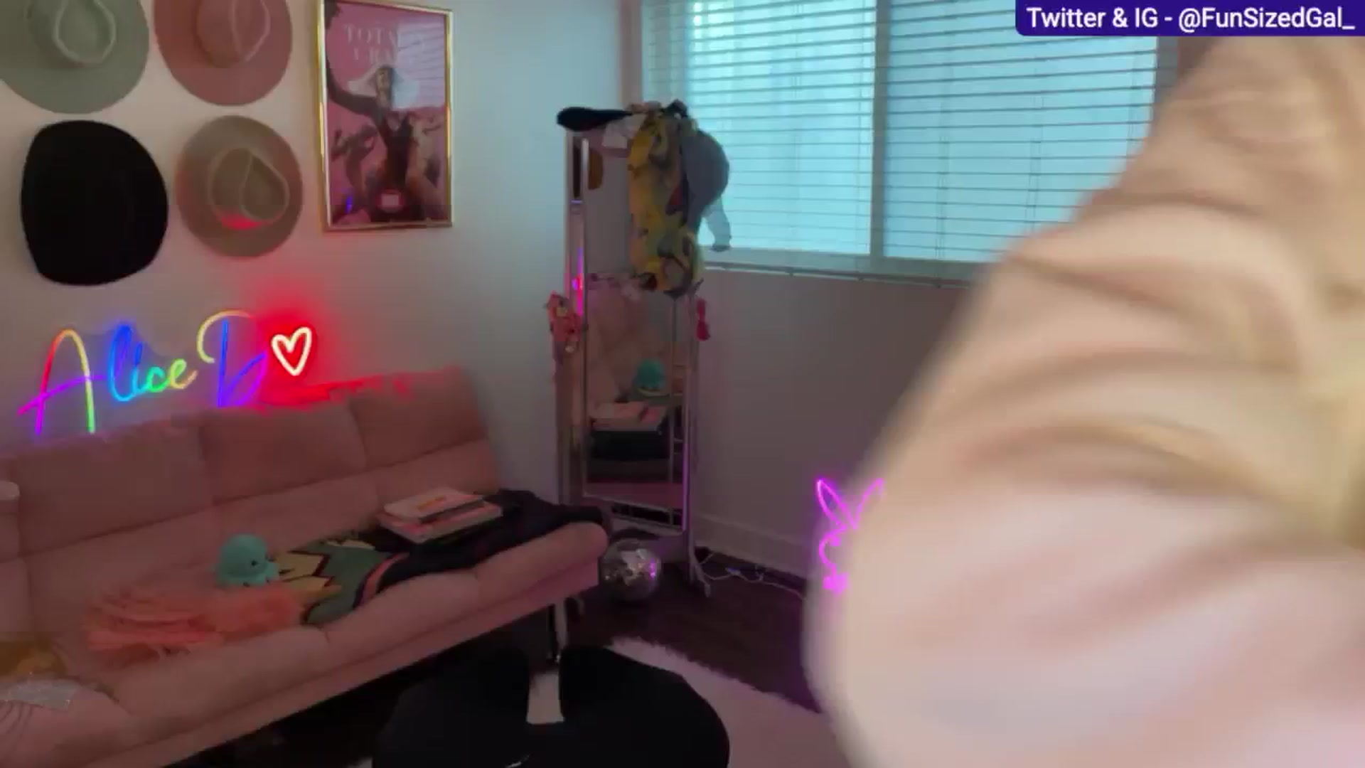 Gallery image thumbnail from FunSizedGal's myfreecams stream on, 03/03/2025, 24:01 image 7 of 20
