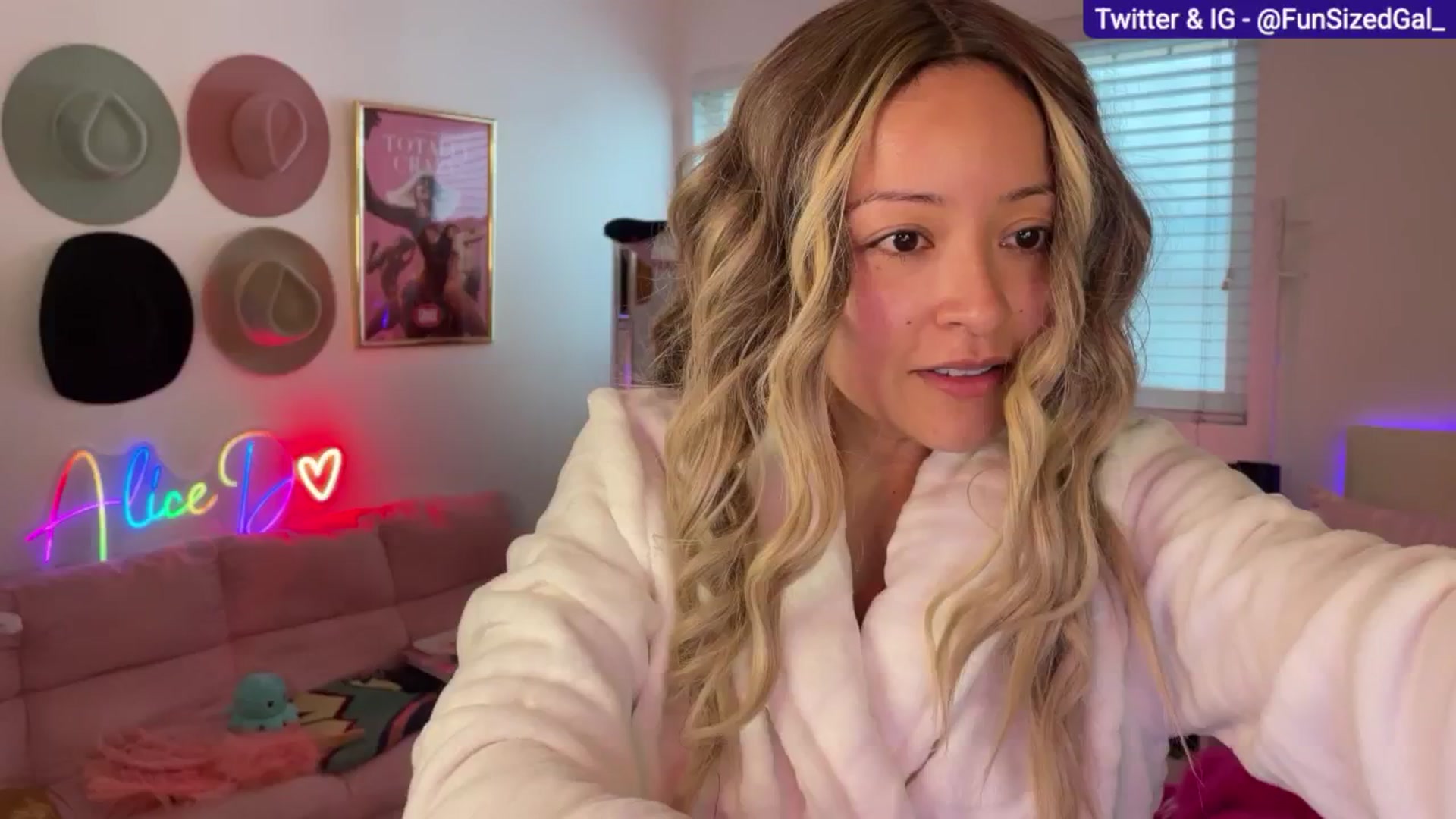 Gallery image thumbnail from FunSizedGal's myfreecams stream on, 03/03/2025, 24:01 image 3 of 20