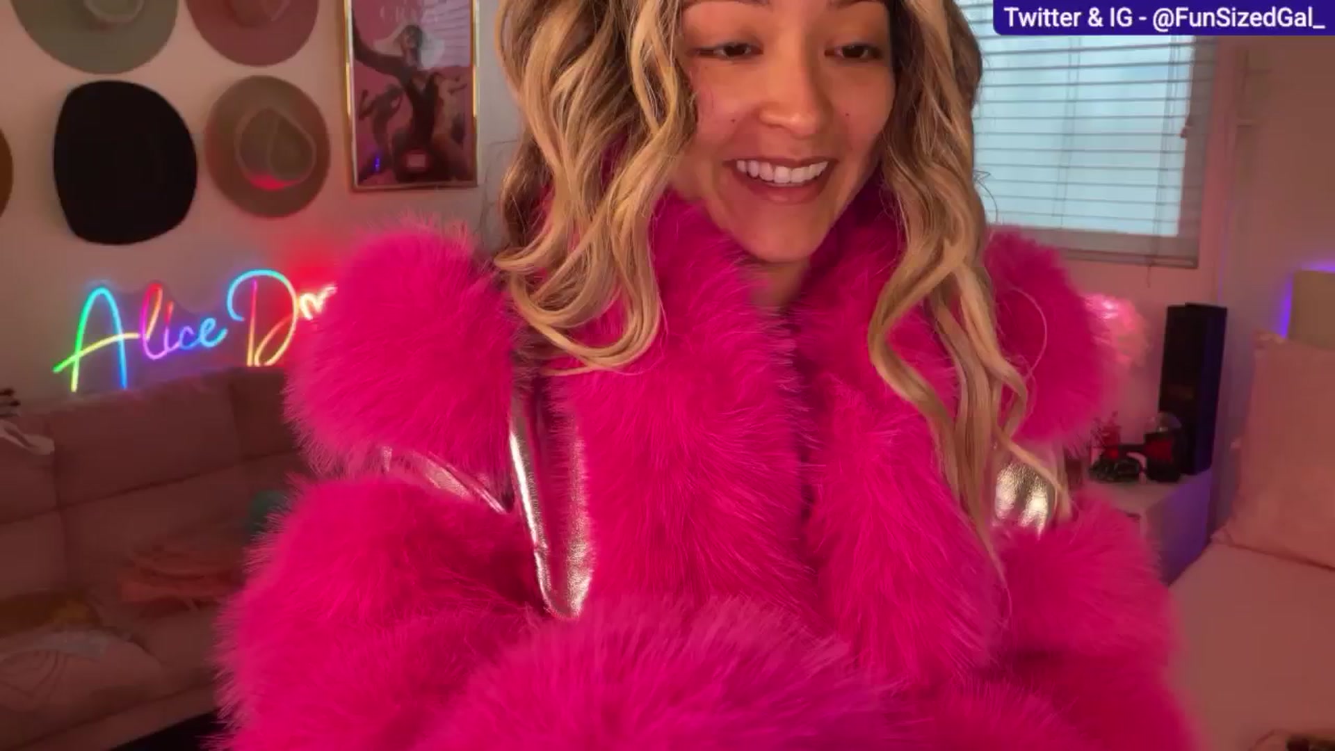 Gallery image thumbnail from FunSizedGal's myfreecams stream on, 03/03/2025, 24:01 image 9 of 20
