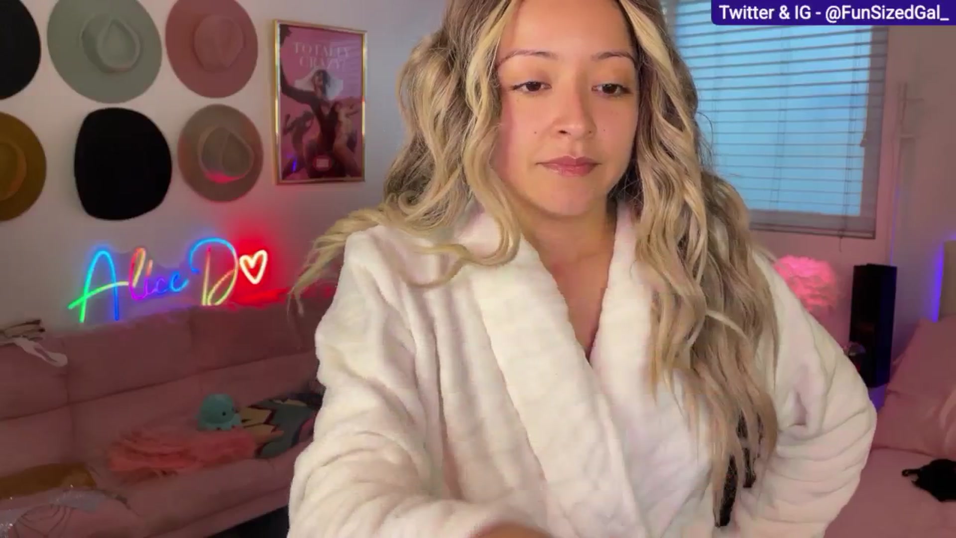 Gallery image thumbnail from FunSizedGal's myfreecams stream on, 03/03/2025, 24:01 image 18 of 20