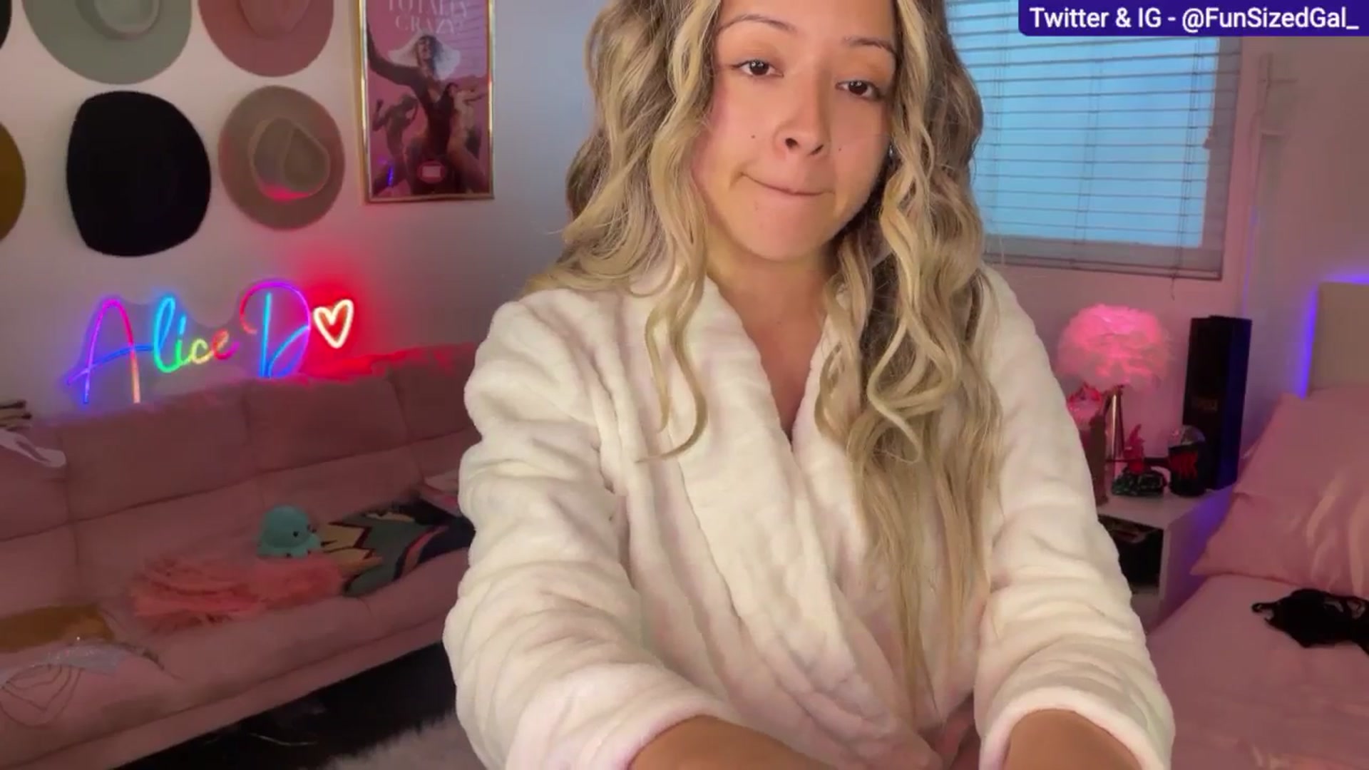 Gallery image thumbnail from FunSizedGal's myfreecams stream on, 03/03/2025, 01:19 image 15 of 20