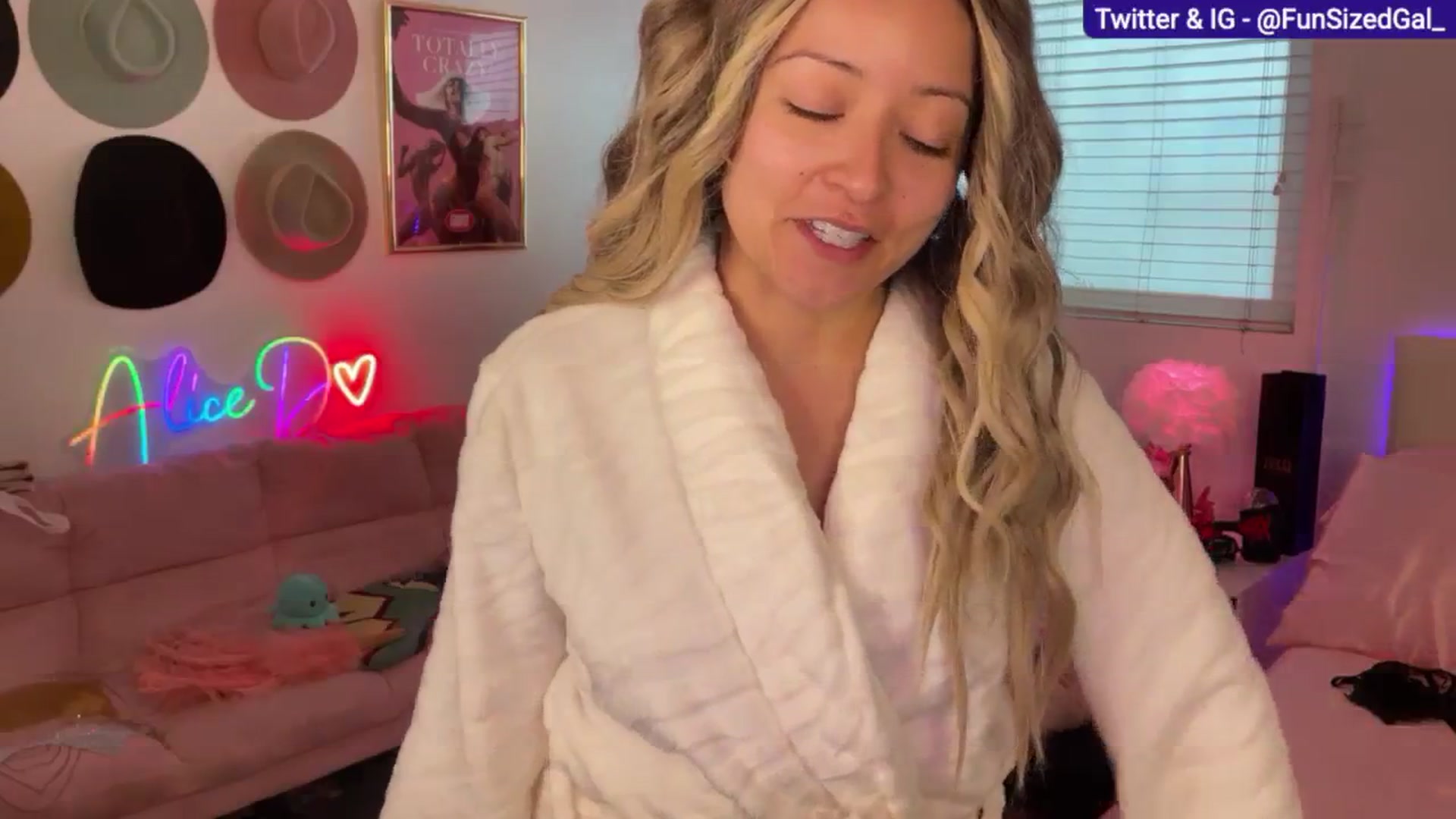 Gallery image thumbnail from FunSizedGal's myfreecams stream on, 03/03/2025, 01:19 image 13 of 20
