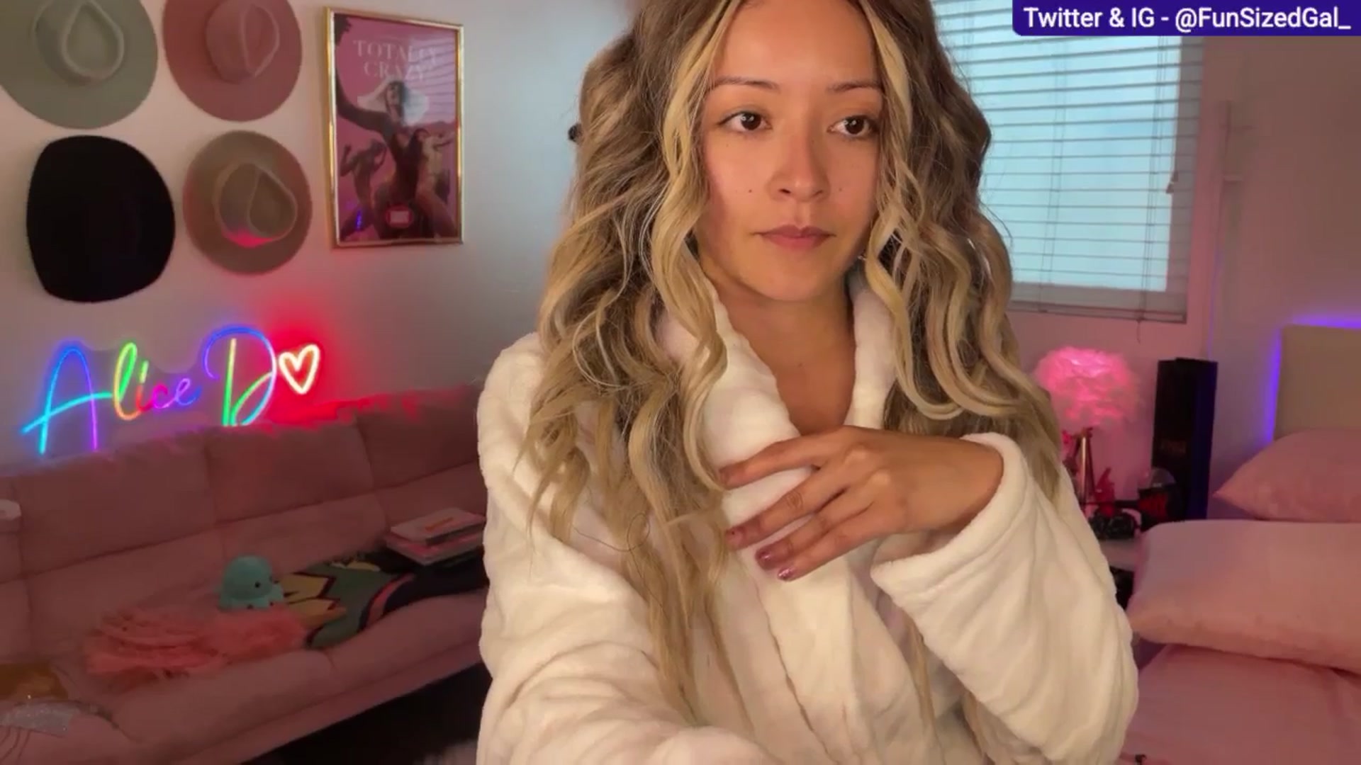Gallery image thumbnail from FunSizedGal's myfreecams stream on, 03/03/2025, 01:19 image 10 of 20