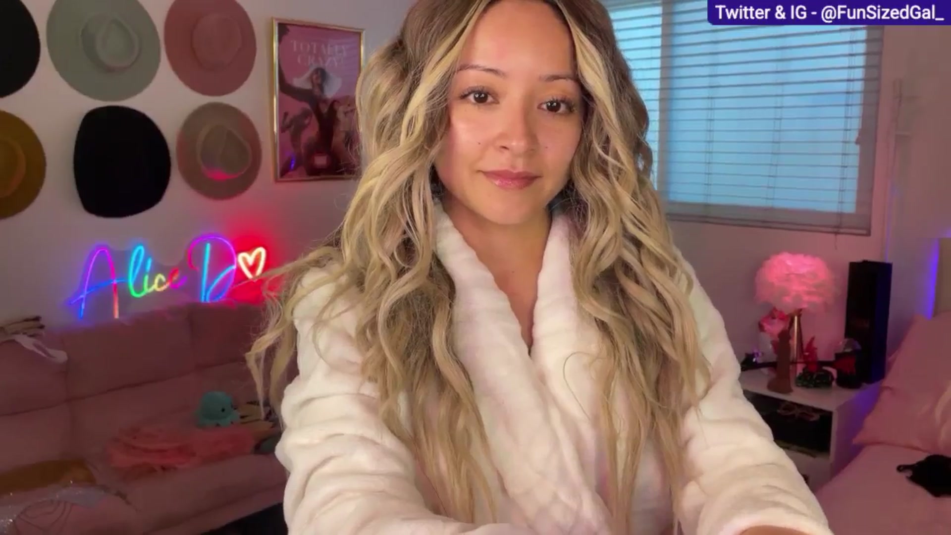 Gallery image thumbnail from FunSizedGal's myfreecams stream on, 03/03/2025, 01:19 image 20 of 20