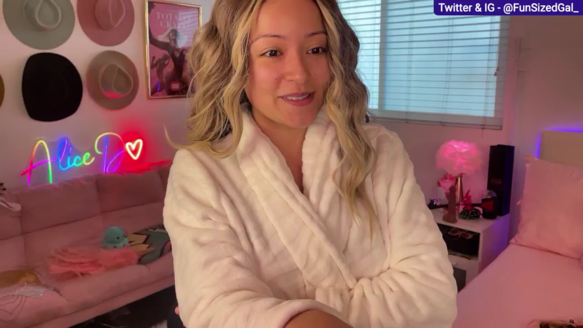 Gallery image thumbnail from FunSizedGal's myfreecams stream on, 03/03/2025, 01:19 image 1 of 20