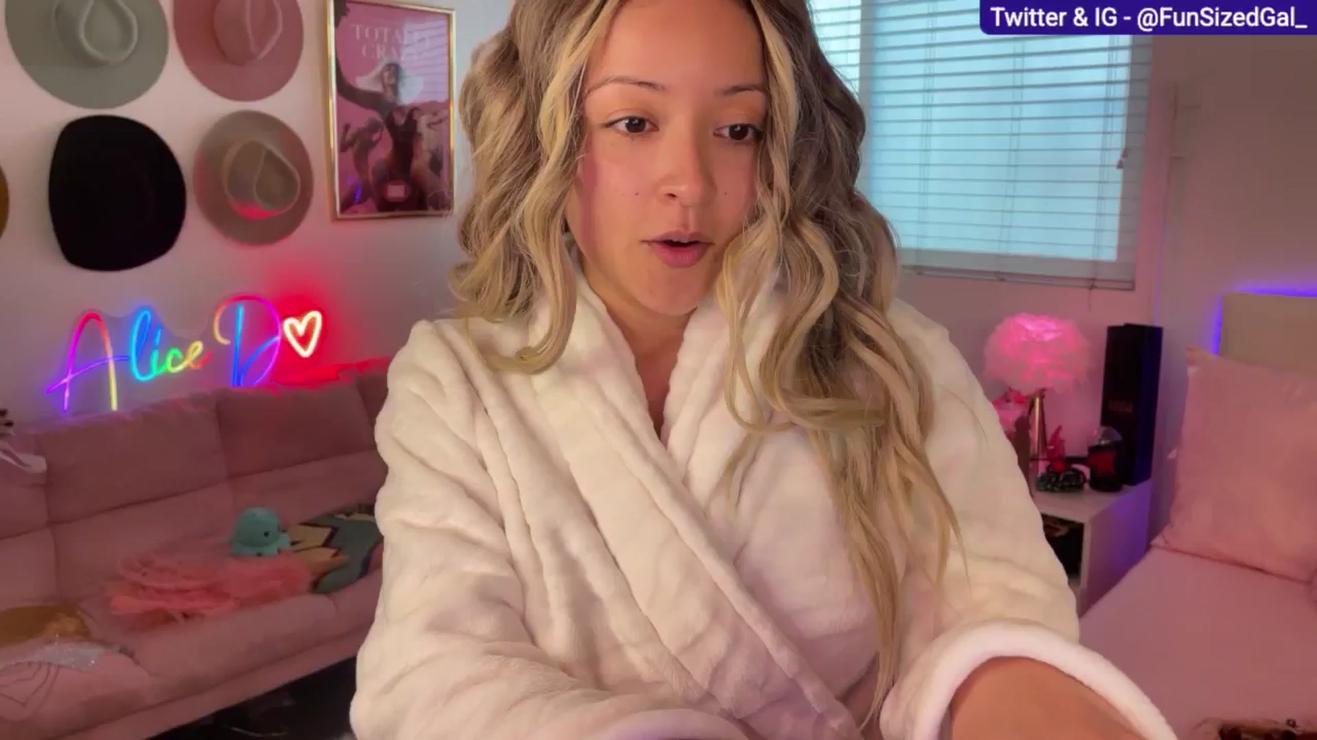 Gallery image thumbnail from FunSizedGal's myfreecams stream on, 03/03/2025, 01:19 image 2 of 20