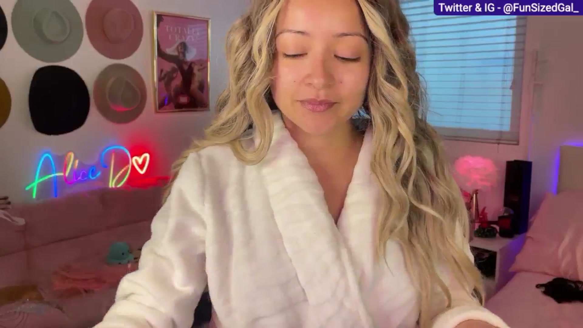 Gallery image thumbnail from FunSizedGal's myfreecams stream on, 03/03/2025, 01:19 image 17 of 20