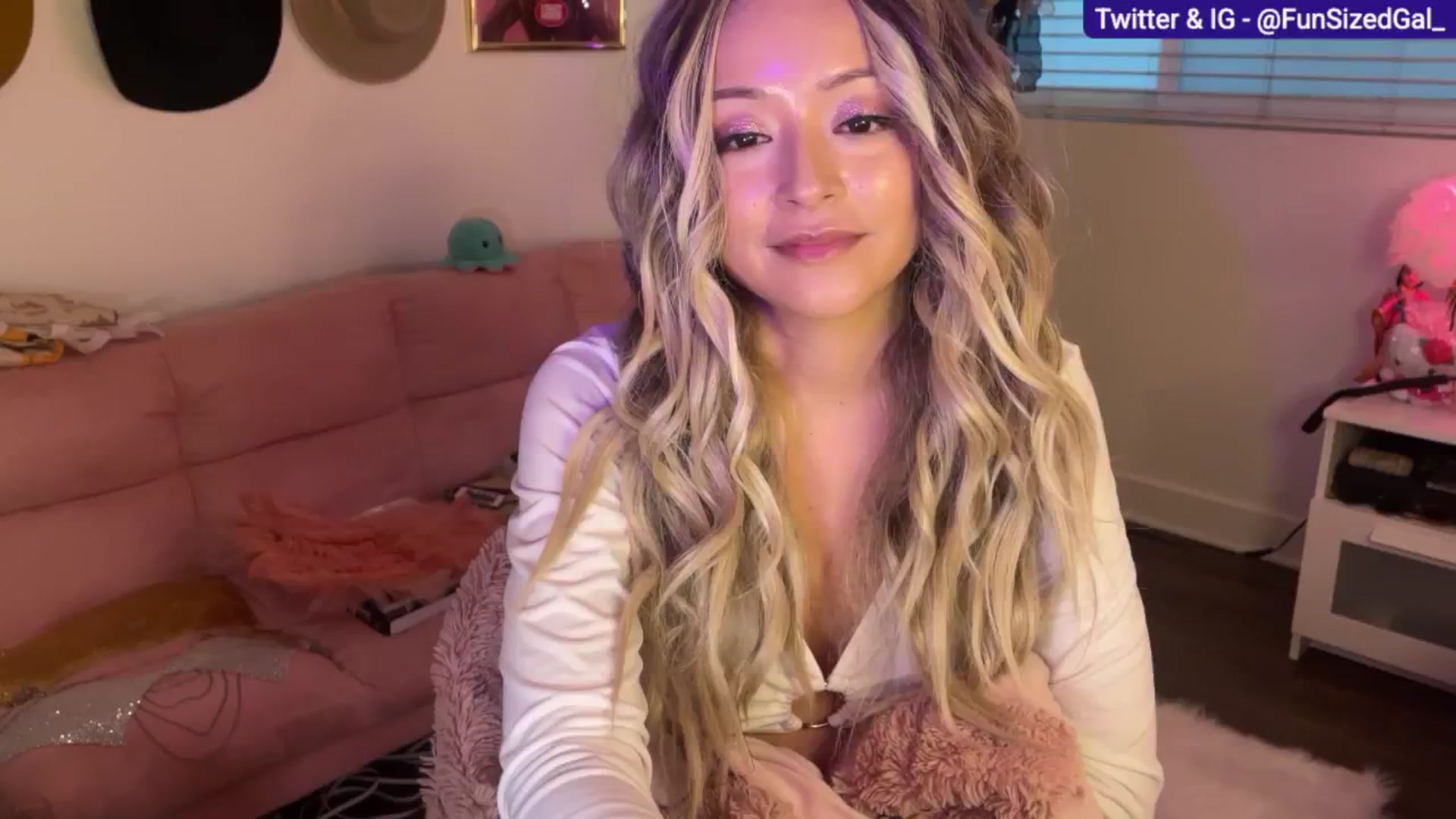 Gallery image thumbnail from FunSizedGal's myfreecams stream on, 03/12/2025, 01:43 image 20 of 20