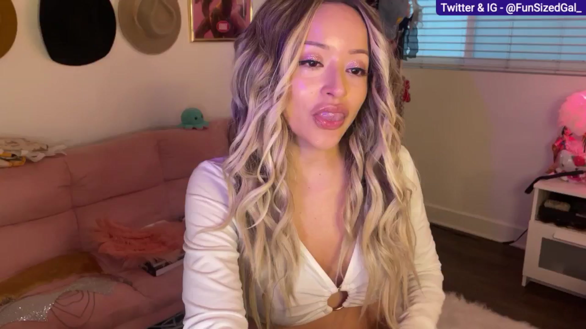 Gallery image thumbnail from FunSizedGal's myfreecams stream on, 03/12/2025, 01:43 image 18 of 20