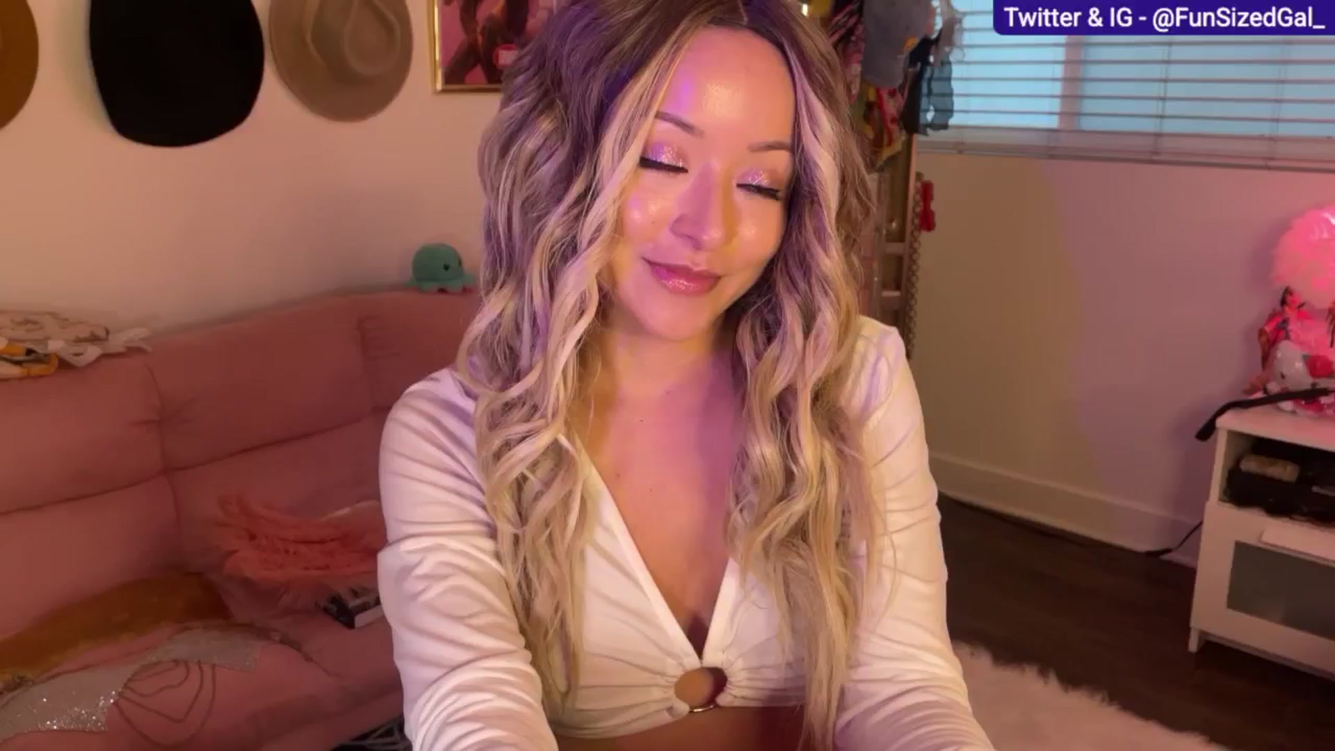 Gallery image thumbnail from FunSizedGal's myfreecams stream on, 03/12/2025, 01:43 image 17 of 20