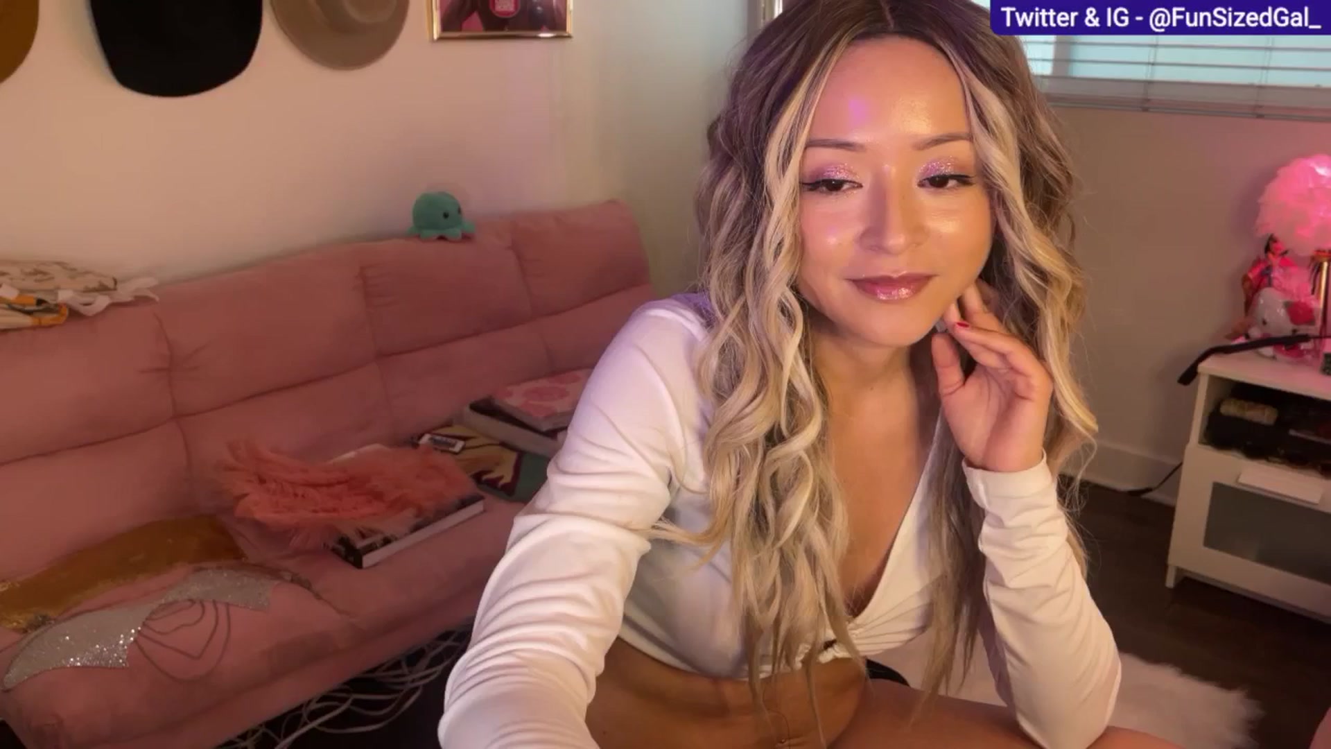 Gallery image thumbnail from FunSizedGal's myfreecams stream on, 03/12/2025, 01:43 image 9 of 20