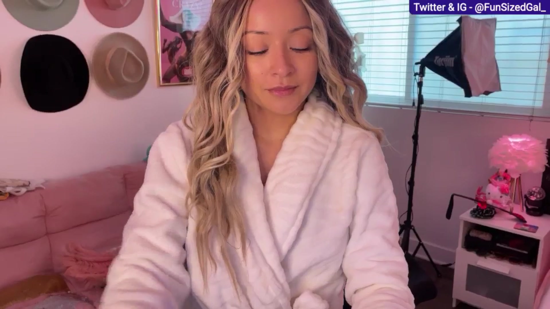 Gallery image thumbnail from FunSizedGal's myfreecams stream on, 03/12/2025, 23:26 image 7 of 20