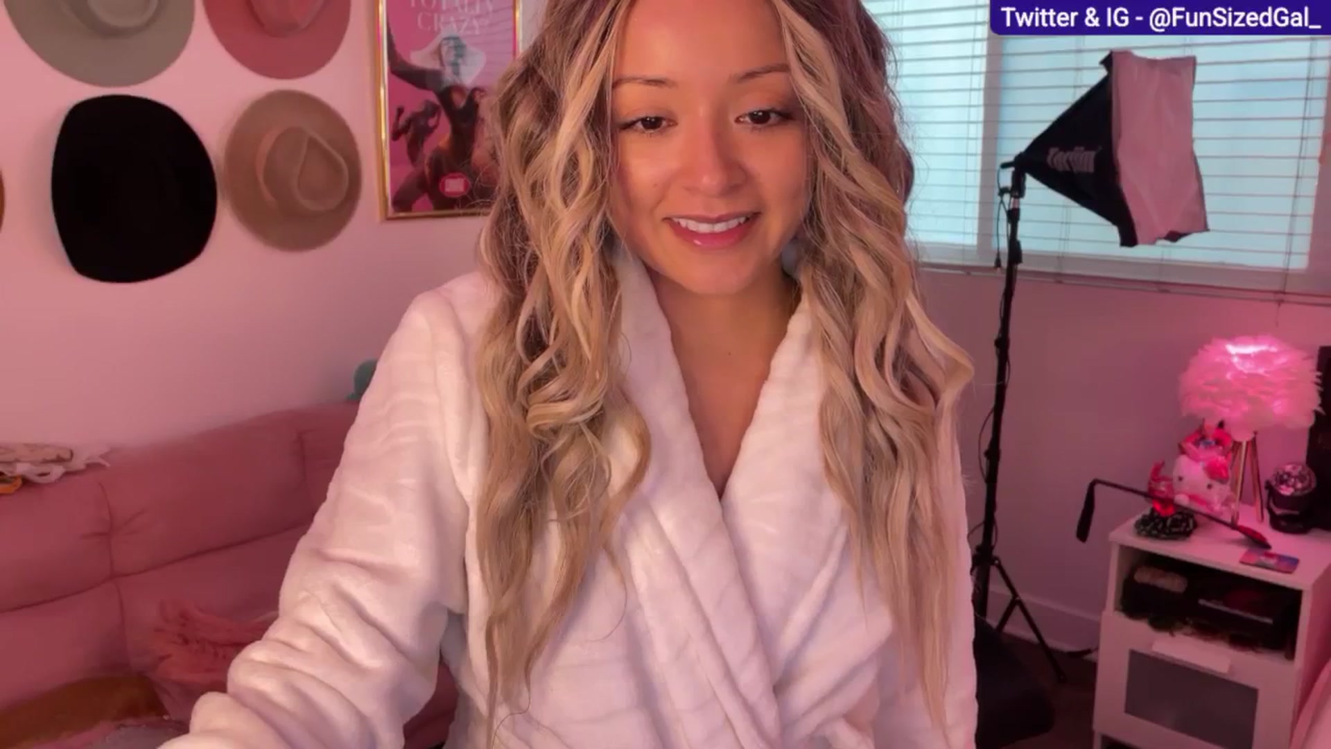 Gallery image thumbnail from FunSizedGal's myfreecams stream on, 03/12/2025, 23:26 image 10 of 20