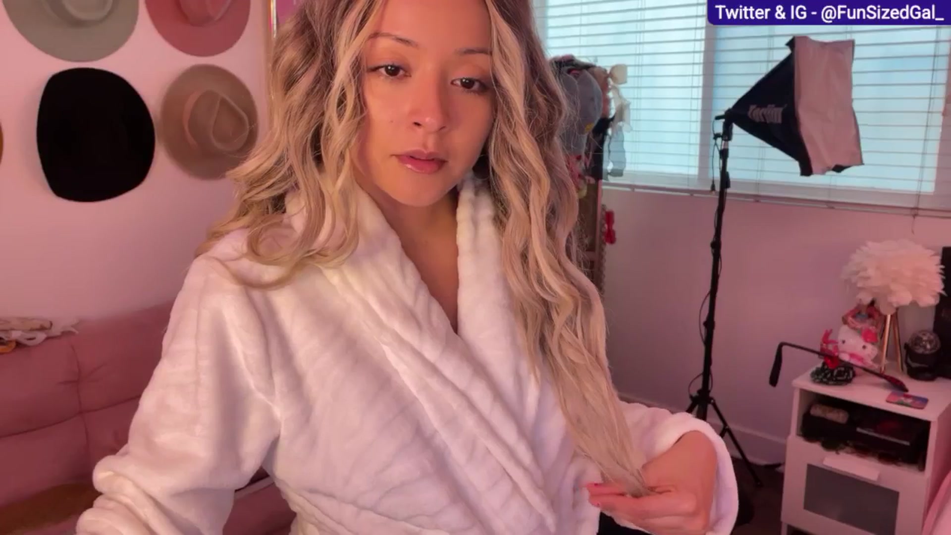 Gallery image thumbnail from FunSizedGal's myfreecams stream on, 03/12/2025, 23:26 image 11 of 20