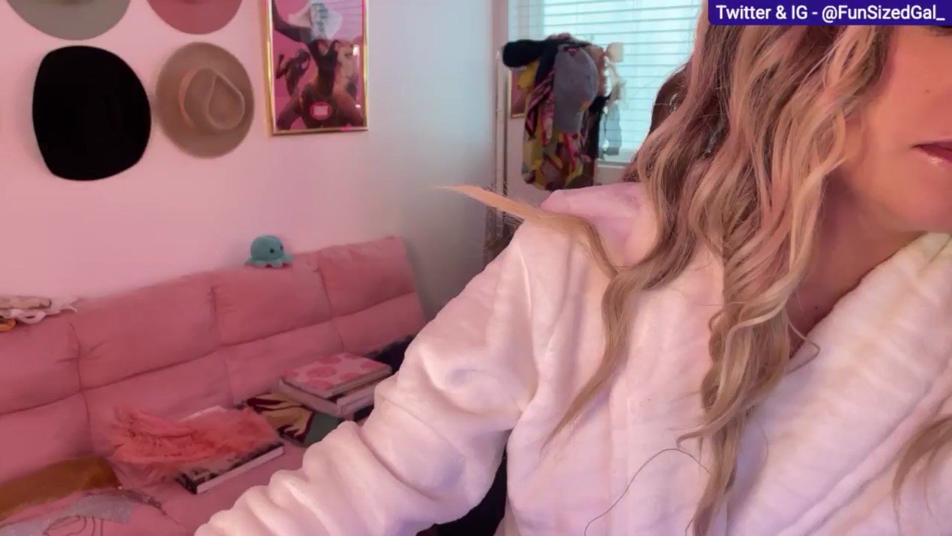 Gallery image thumbnail from FunSizedGal's myfreecams stream on, 03/12/2025, 23:26 image 3 of 20