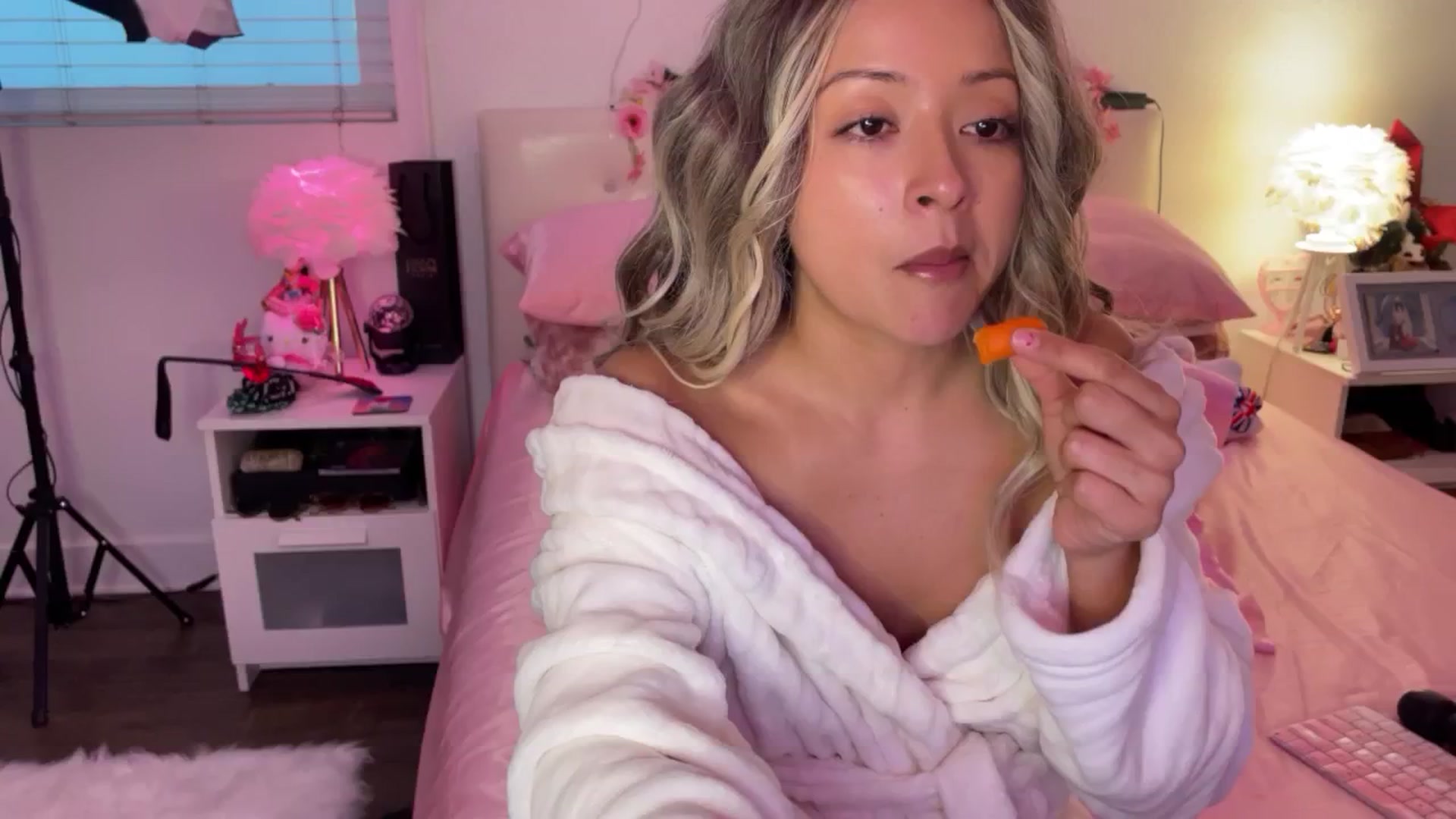 Gallery image thumbnail from FunSizedGal's myfreecams stream on, 03/13/2025, 01:09 image 19 of 20