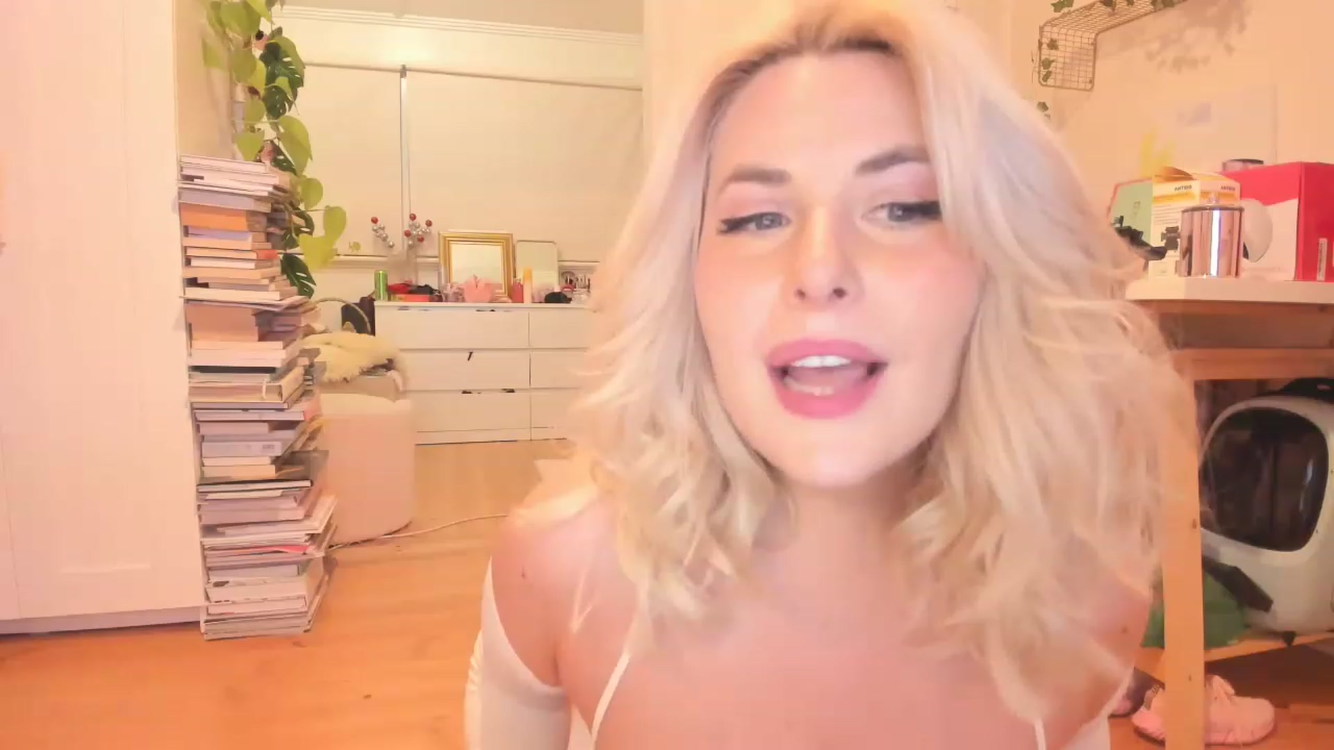 Gallery image thumbnail from Fun_Nikki's myfreecams stream on, 04/29/2023, 10:37 image 18 of 20
