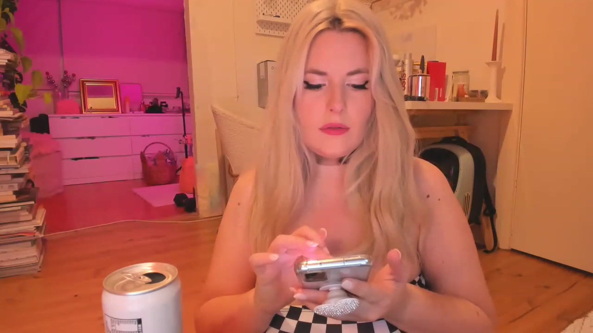 Gallery image thumbnail from Fun_Nikki's myfreecams stream on, 05/06/2023, 12:02 image 13 of 20