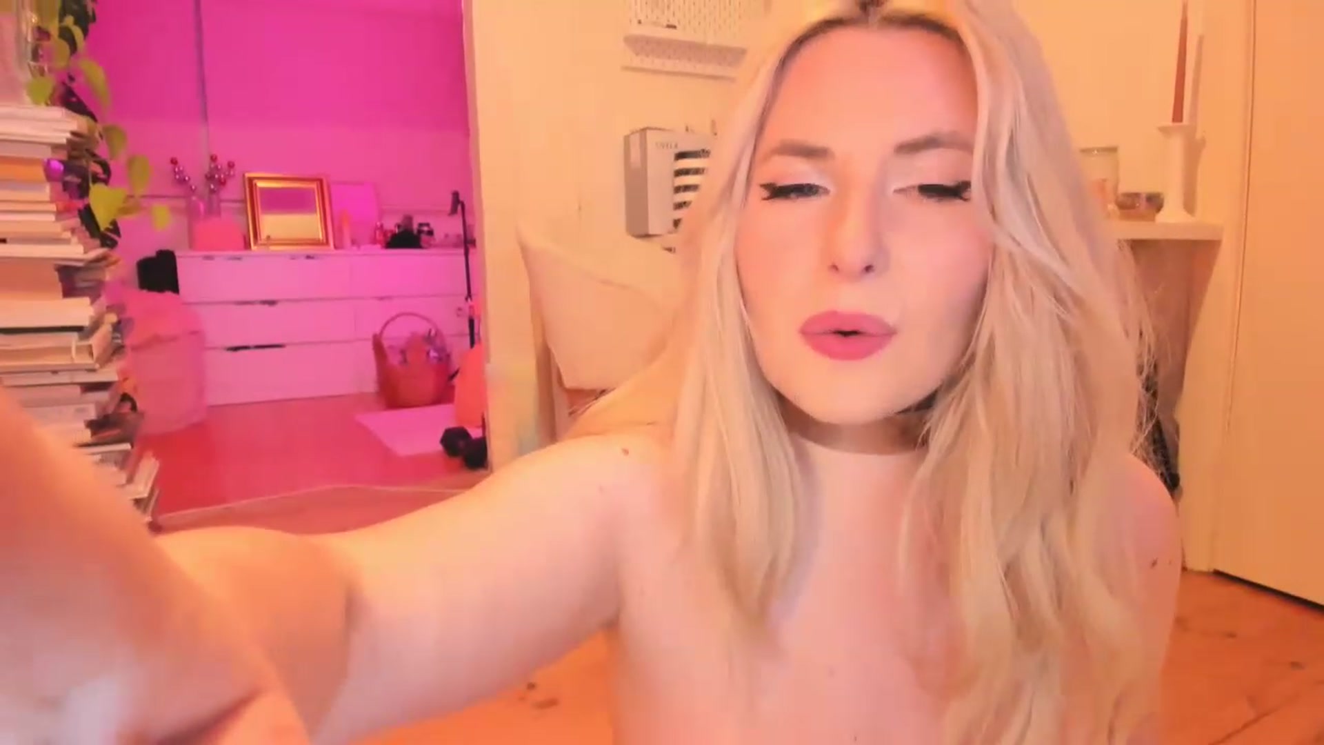 Gallery image thumbnail from Fun_Nikki's myfreecams stream on, 05/06/2023, 12:02 image 8 of 20
