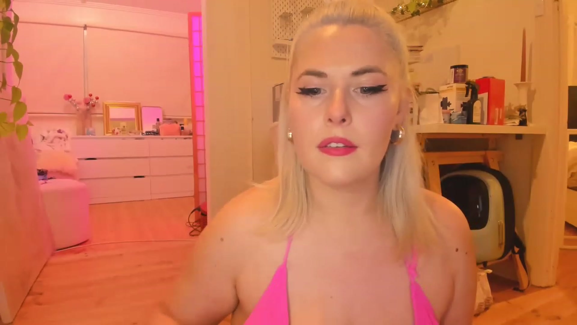 Gallery image thumbnail from Fun_Nikki's myfreecams stream on, 06/03/2023, 12:53 image 16 of 20