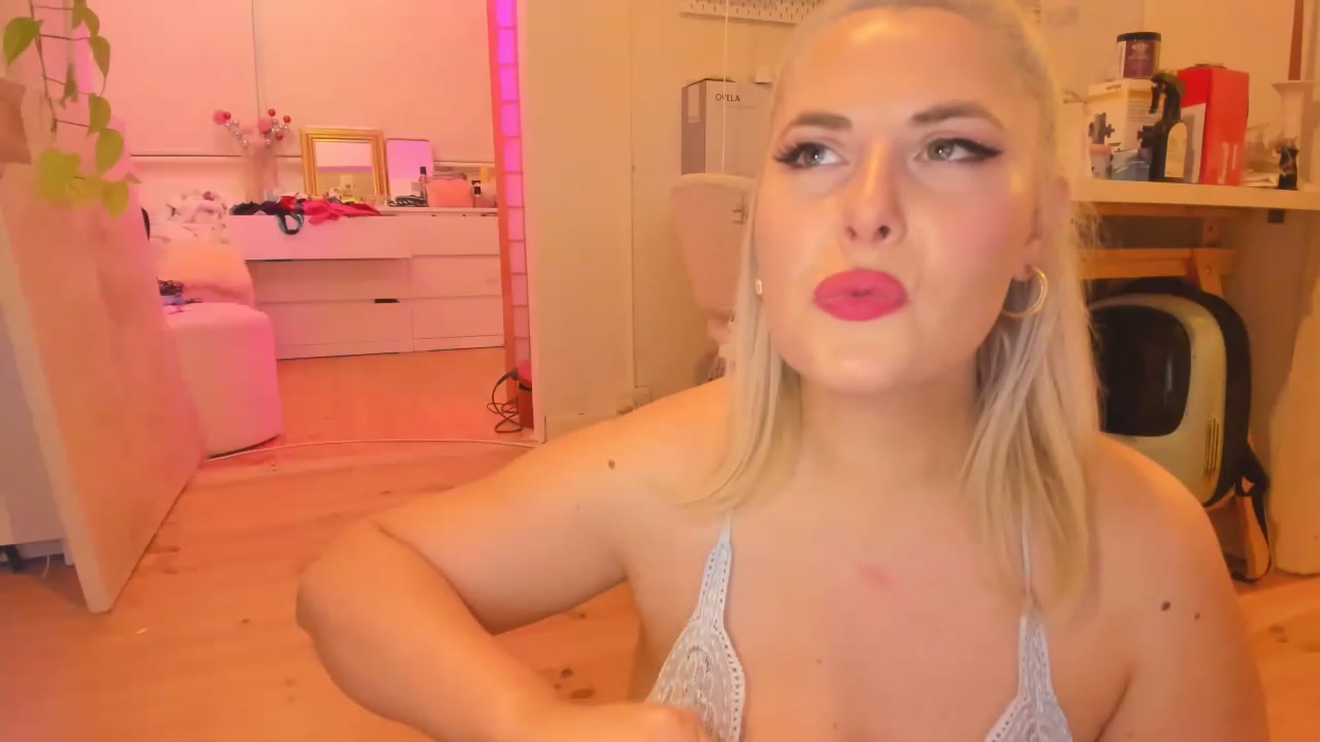 Gallery image thumbnail from Fun_Nikki's myfreecams stream on, 06/03/2023, 12:53 image 12 of 20