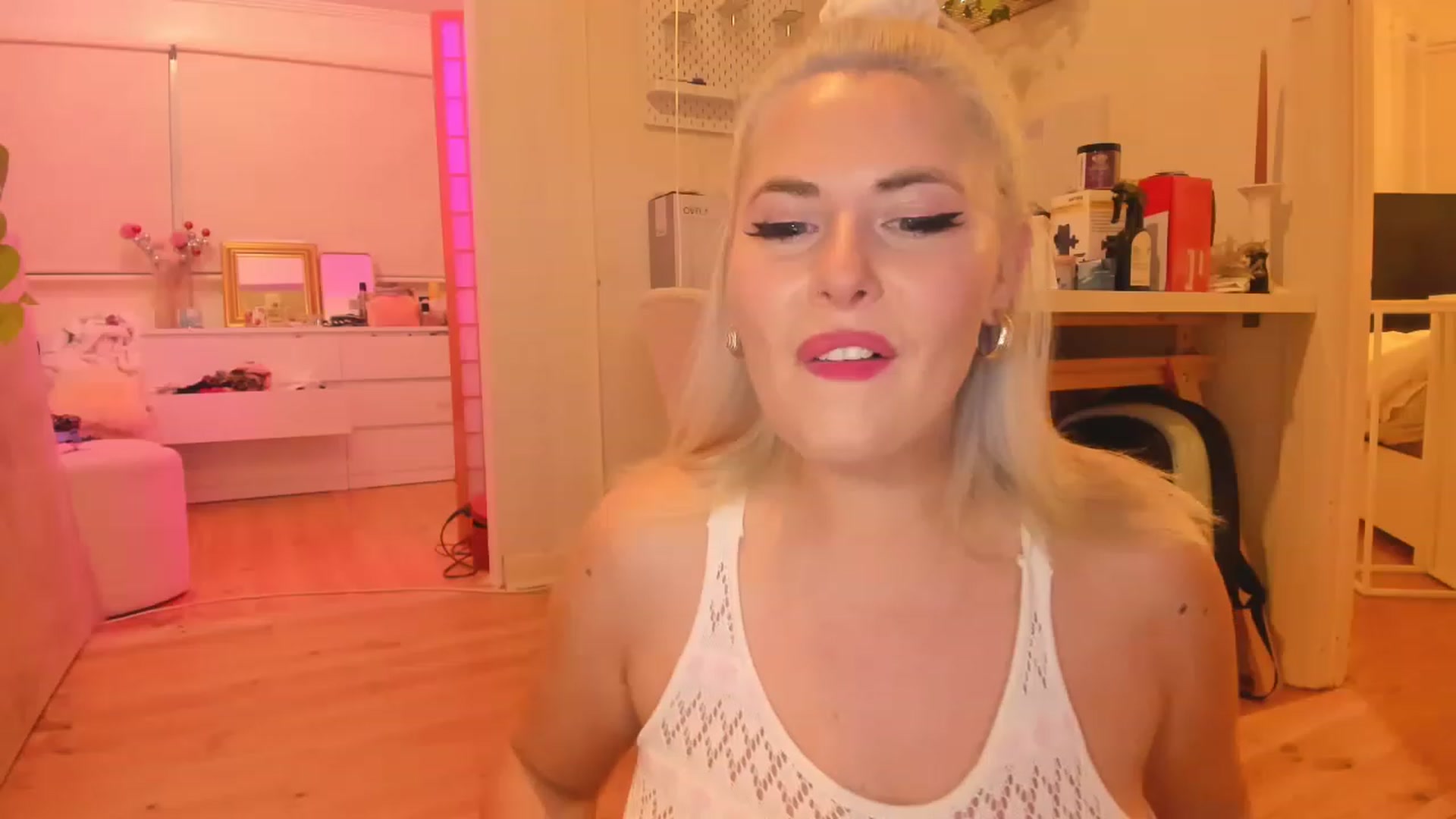Gallery image thumbnail from Fun_Nikki's myfreecams stream on, 06/03/2023, 13:28 image 17 of 20