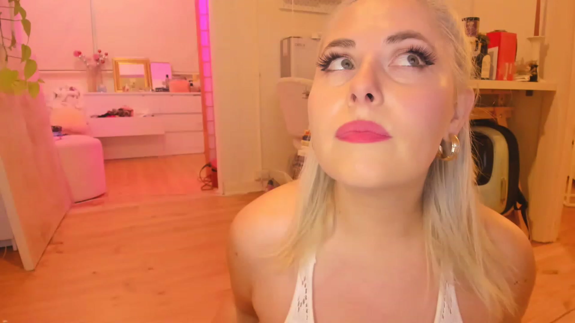 Gallery image thumbnail from Fun_Nikki's myfreecams stream on, 06/03/2023, 13:28 image 10 of 20