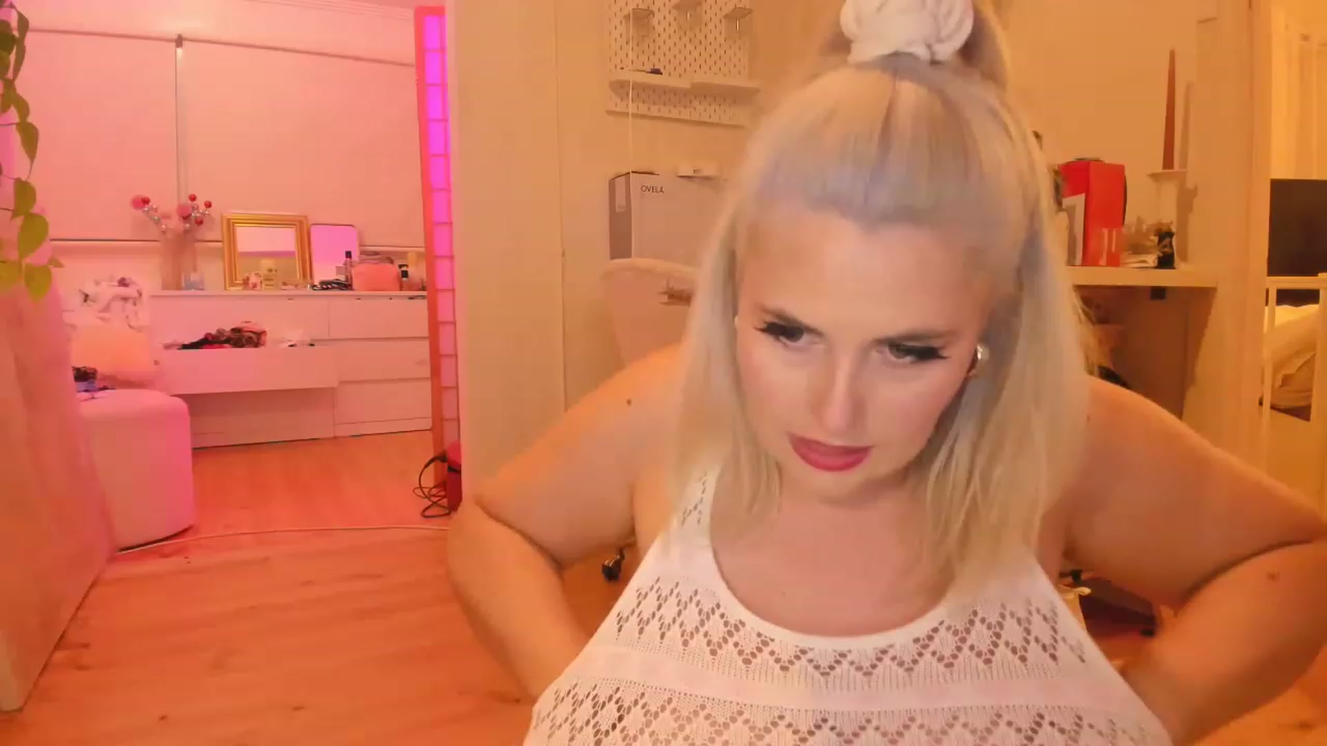 Gallery image thumbnail from Fun_Nikki's myfreecams stream on, 06/03/2023, 13:28 image 5 of 20