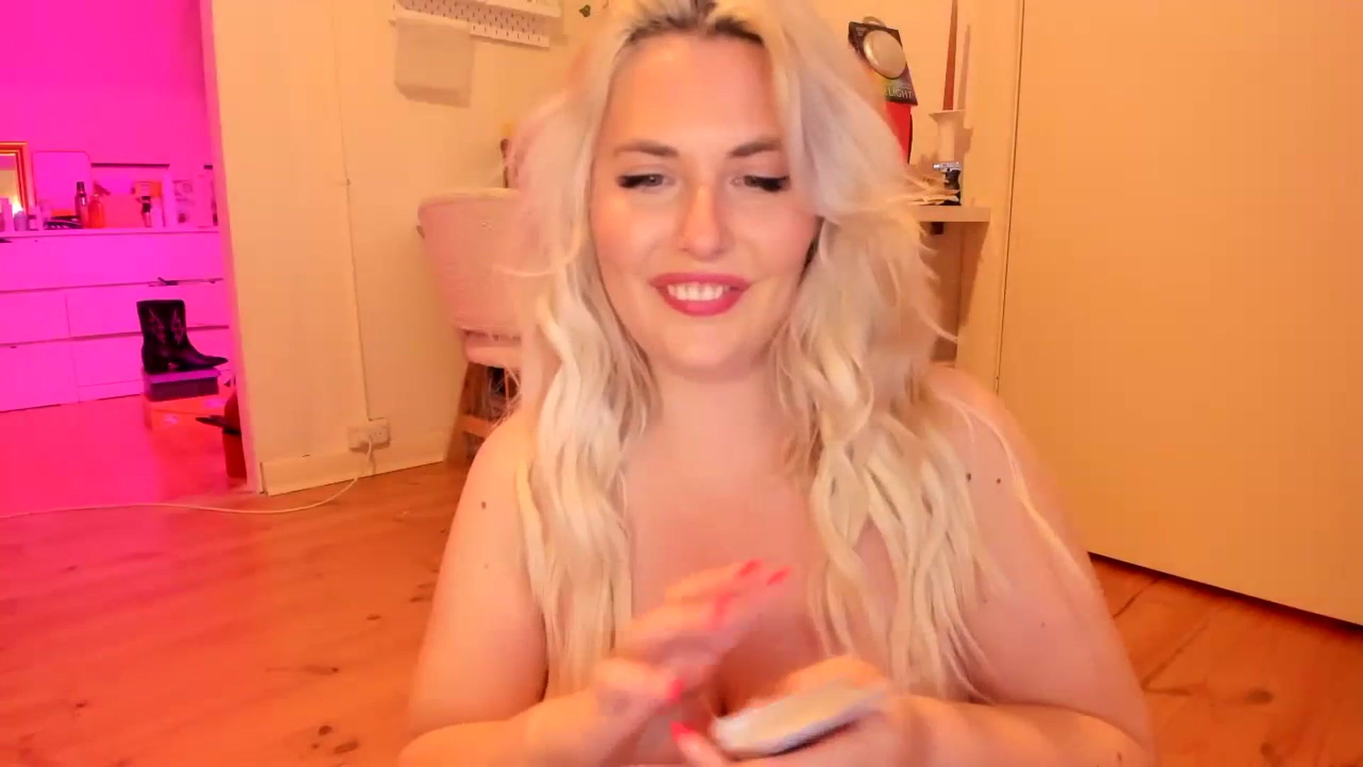 Gallery image thumbnail from Fun_Nikki's myfreecams stream on, 07/01/2023, 12:11 image 8 of 20