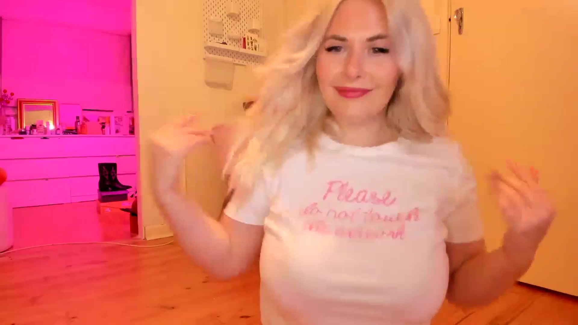 Gallery image thumbnail from Fun_Nikki's myfreecams stream on, 07/01/2023, 12:11 image 1 of 20