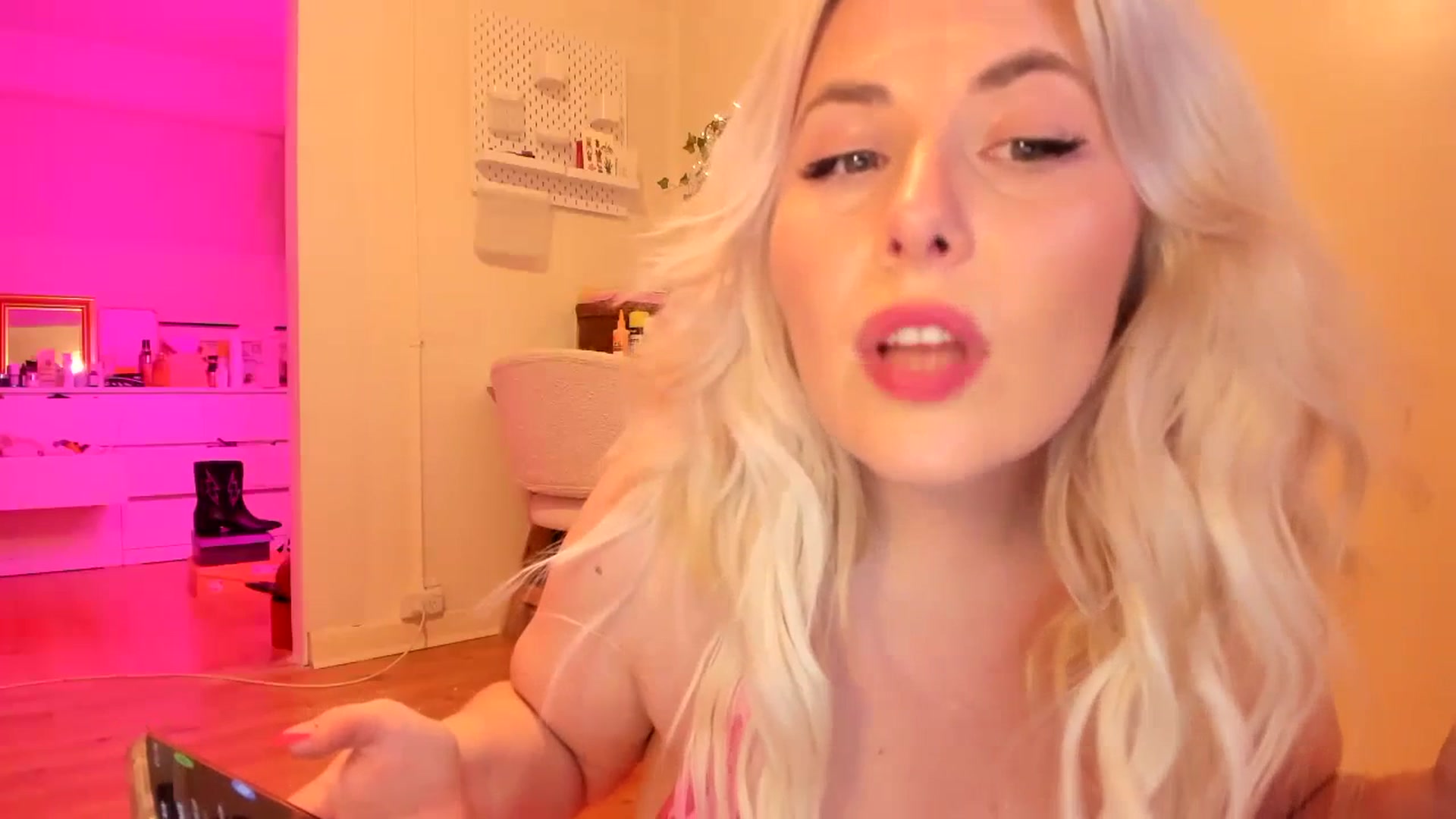 Gallery image thumbnail from Fun_Nikki's myfreecams stream on, 07/01/2023, 12:11 image 10 of 20