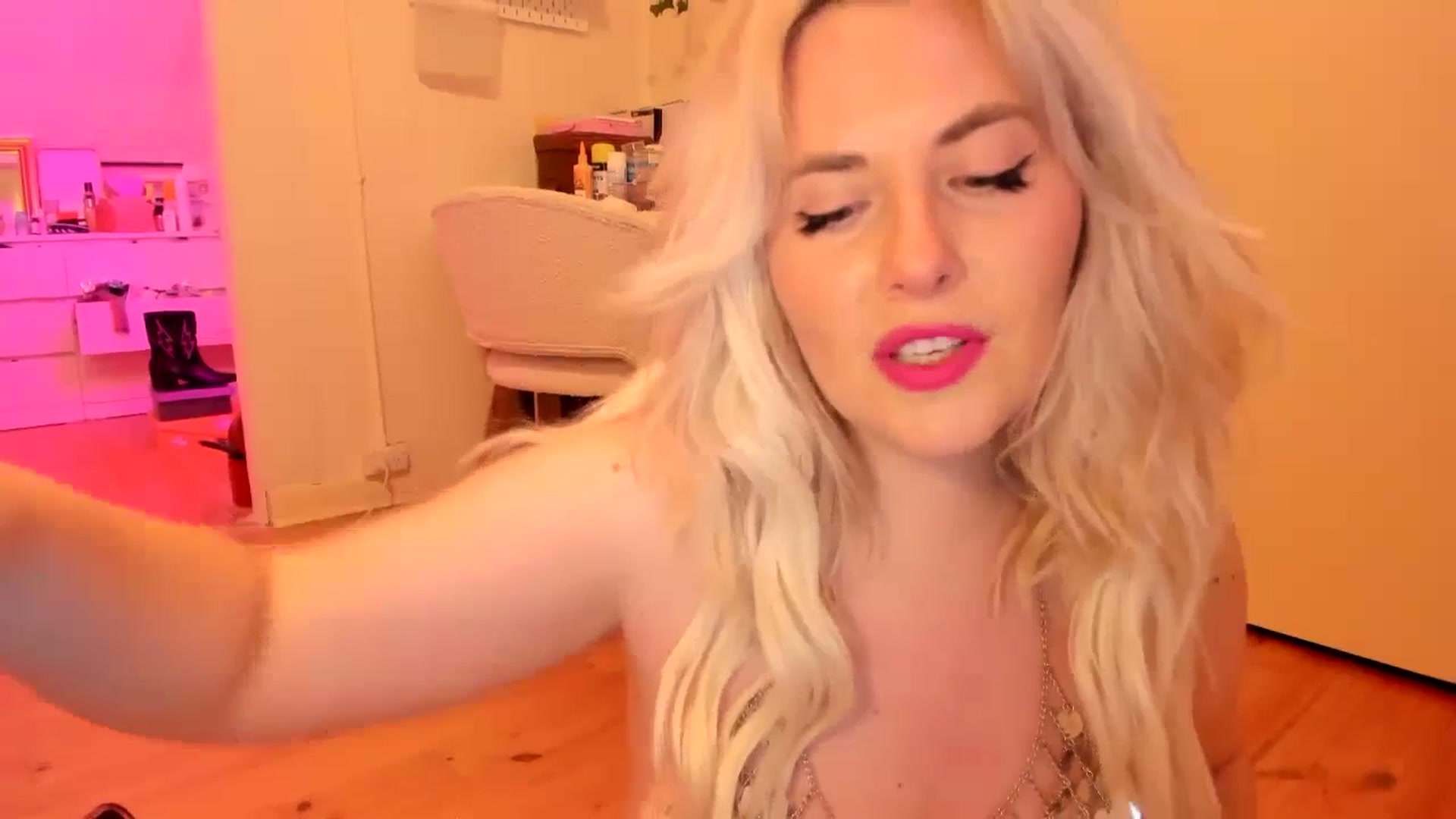 Gallery image thumbnail from Fun_Nikki's myfreecams stream on, 07/01/2023, 13:43 image 19 of 20